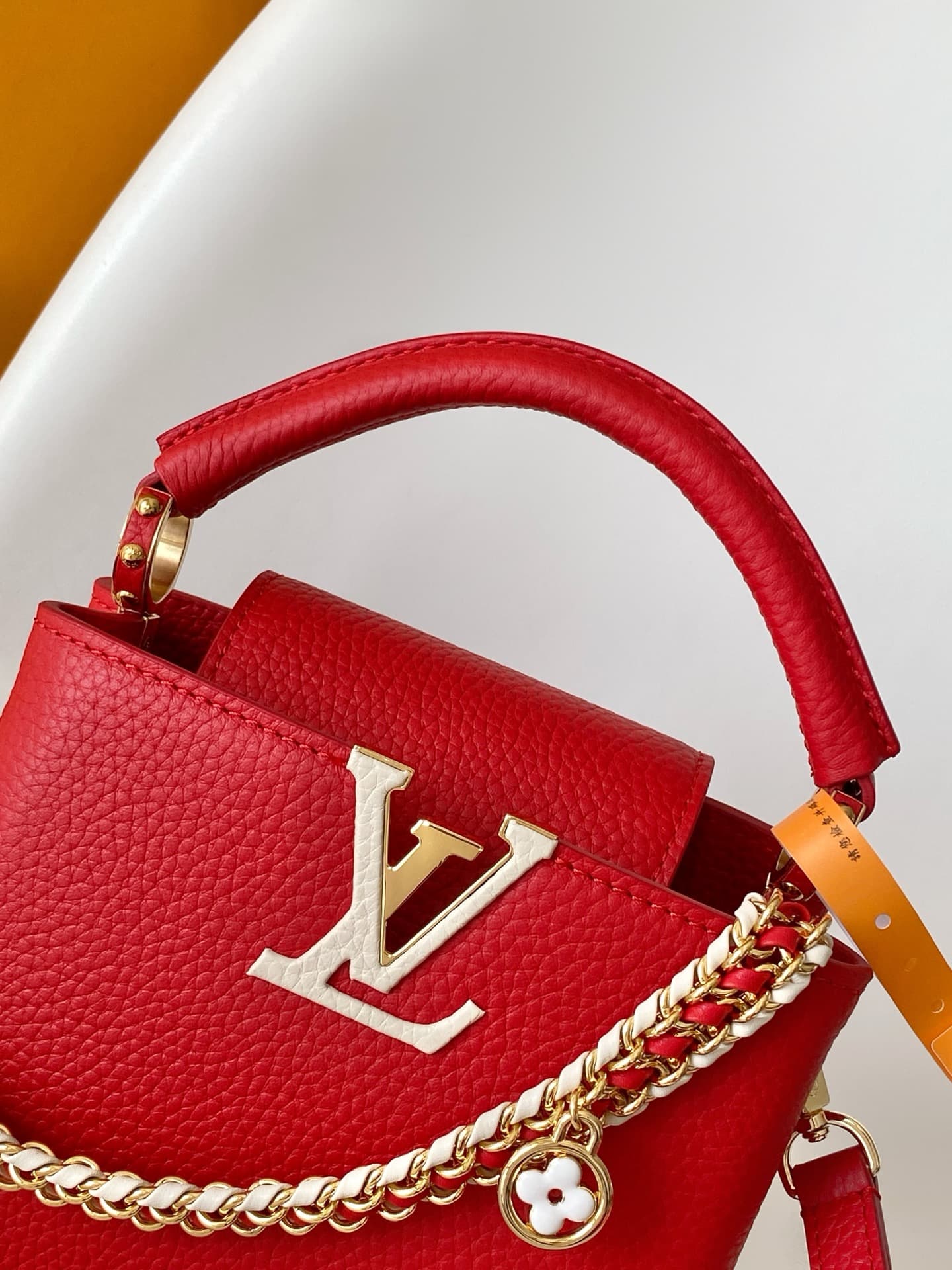 C5207 💰 M29439 Black; M28450 Beige; M29440 Gray; M28688 Brown; M28691 Bright Red; M29498 Pink – Premium original design. Dynamic 163. This Capucines mini handbag features exquisite handcrafted chain details and enamel Monogram floral decorations, highligh — image 5