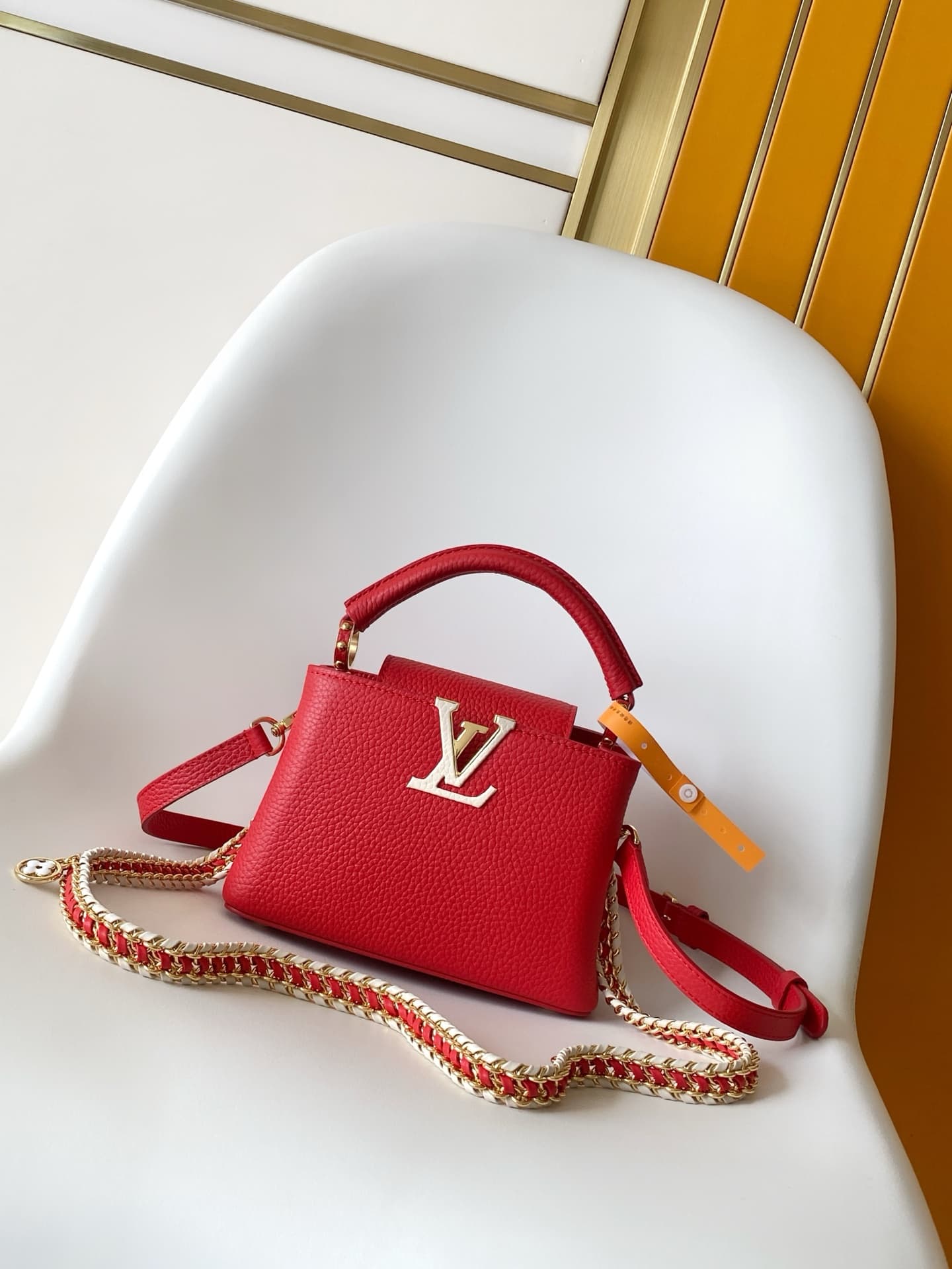 C5207 💰 M29439 Black; M28450 Beige; M29440 Gray; M28688 Brown; M28691 Bright Red; M29498 Pink – Premium original design. Dynamic 163. This Capucines mini handbag features exquisite handcrafted chain details and enamel Monogram floral decorations, highligh — image 1
