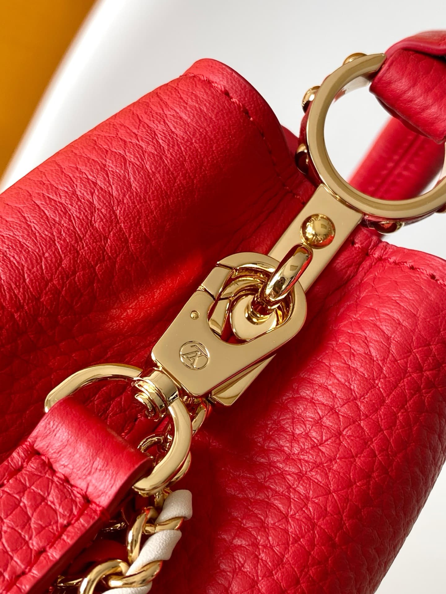 C5207 💰 M29439 Black; M28450 Beige; M29440 Gray; M28688 Brown; M28691 Bright Red; M29498 Pink – Premium original design. Dynamic 163. This Capucines mini handbag features exquisite handcrafted chain details and enamel Monogram floral decorations, highligh — image 6
