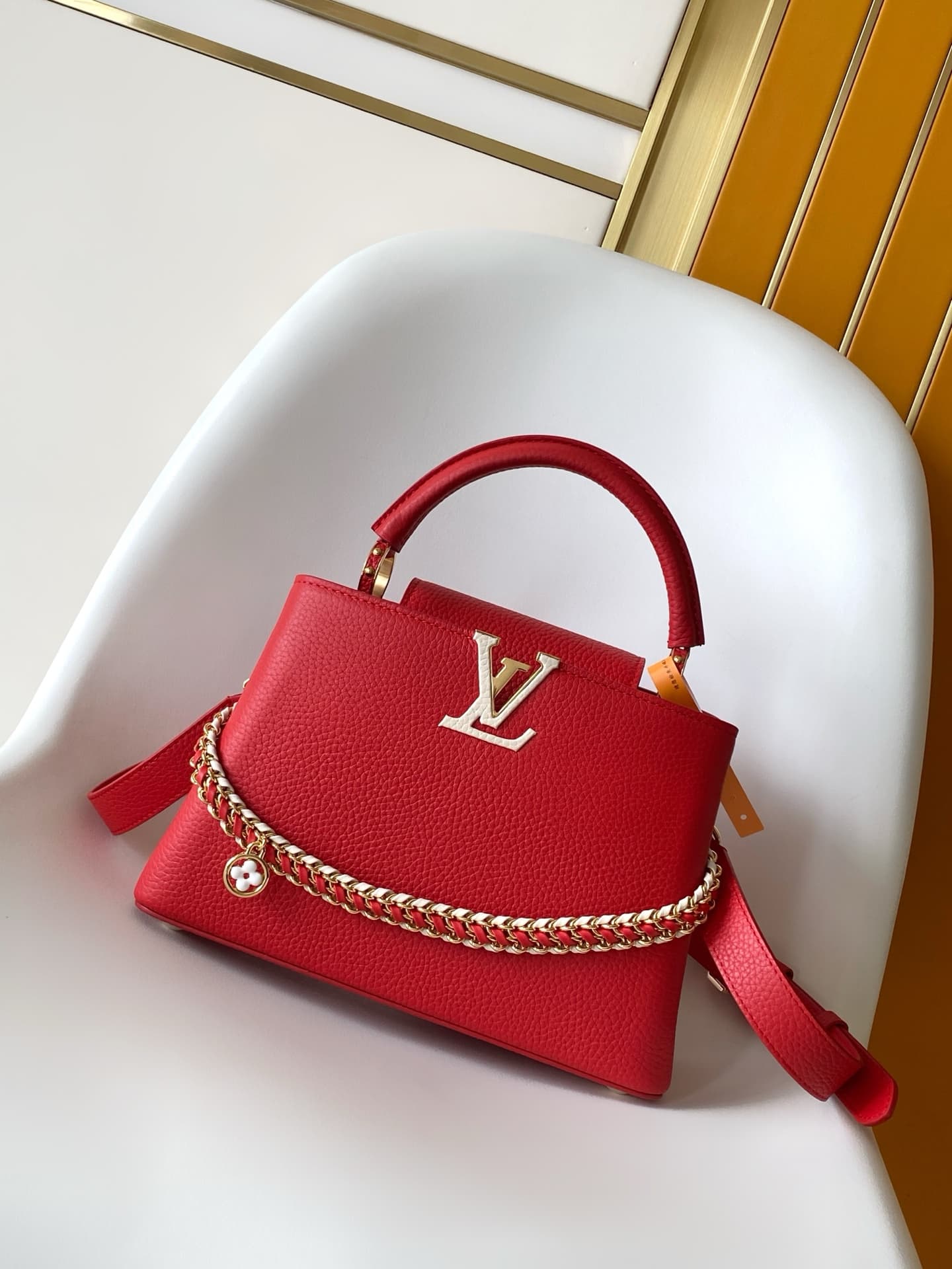 C5209 💰 M29439 Black; M28450 Beige; M29440 Gray; M28688 Brown; M28691 Bright Red; M29498 Horizontal Pink – Premium original design. Dynamic 163. This Capucines mini handbag features exquisite hand-woven chains and enamel Monogram floral decorations, highl — image 1
