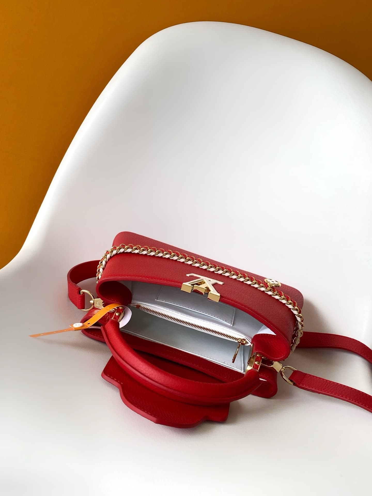 C5209 💰 M29439 Black; M28450 Beige; M29440 Gray; M28688 Brown; M28691 Bright Red; M29498 Horizontal Pink – Premium original design. Dynamic 163. This Capucines mini handbag features exquisite hand-woven chains and enamel Monogram floral decorations, highl — image 8