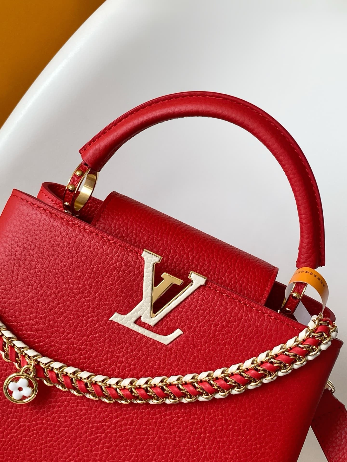 C5209 💰 M29439 Black; M28450 Beige; M29440 Gray; M28688 Brown; M28691 Bright Red; M29498 Horizontal Pink – Premium original design. Dynamic 163. This Capucines mini handbag features exquisite hand-woven chains and enamel Monogram floral decorations, highl — image 5