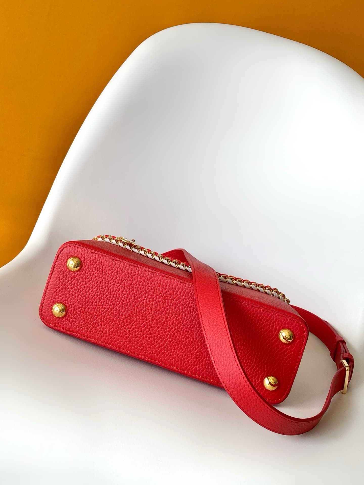 C5209 💰 M29439 Black; M28450 Beige; M29440 Gray; M28688 Brown; M28691 Bright Red; M29498 Horizontal Pink – Premium original design. Dynamic 163. This Capucines mini handbag features exquisite hand-woven chains and enamel Monogram floral decorations, highl — image 4