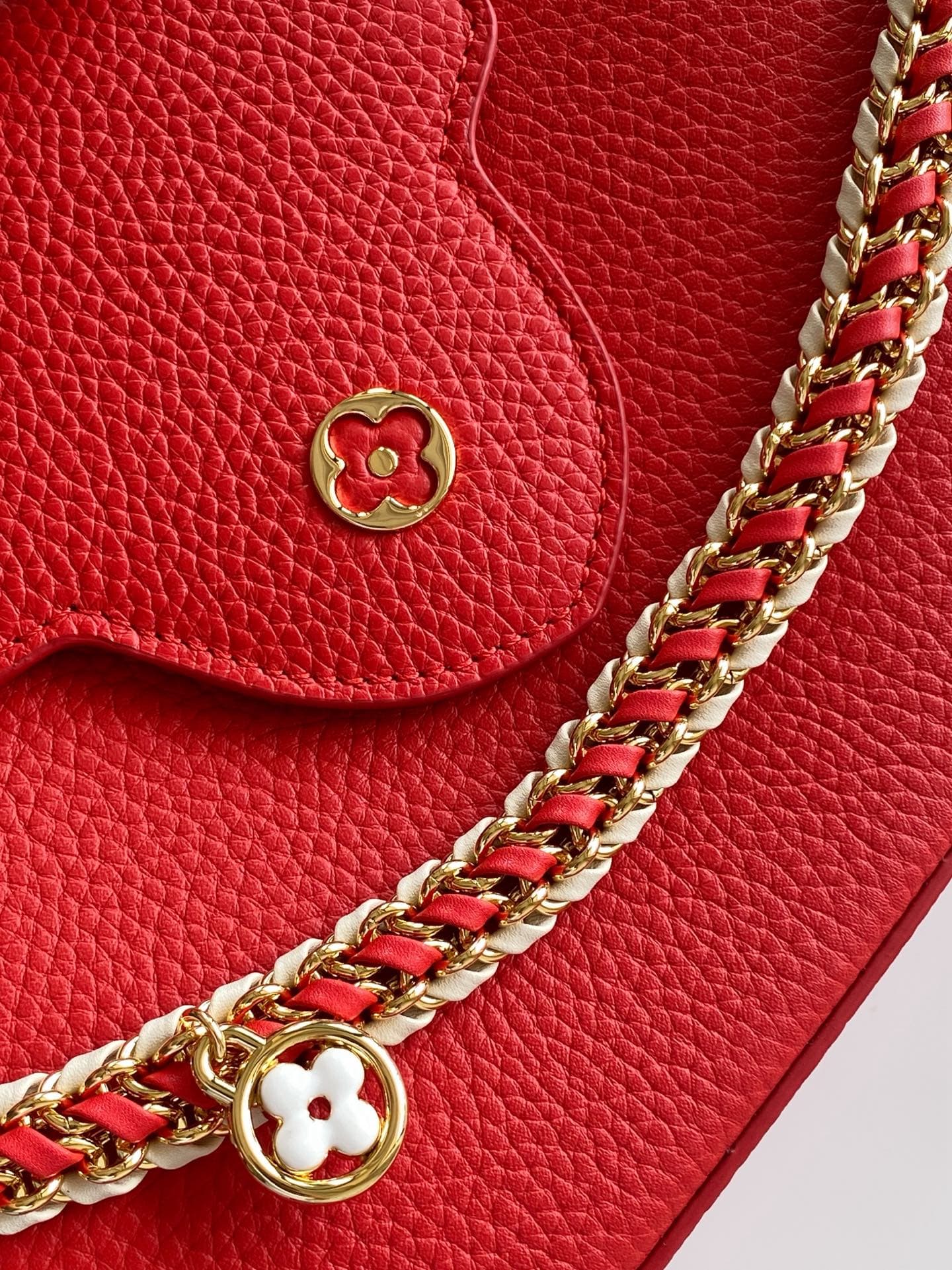 C5209 💰 M29439 Black; M28450 Beige; M29440 Gray; M28688 Brown; M28691 Bright Red; M29498 Horizontal Pink – Premium original design. Dynamic 163. This Capucines mini handbag features exquisite hand-woven chains and enamel Monogram floral decorations, highl — image 6