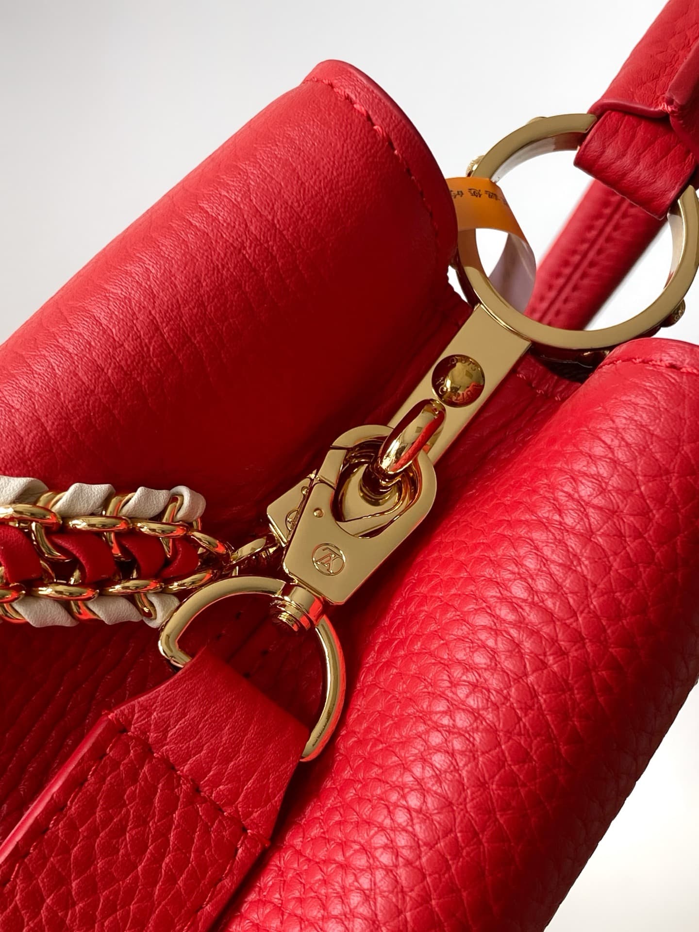 C5209 💰 M29439 Black; M28450 Beige; M29440 Gray; M28688 Brown; M28691 Bright Red; M29498 Horizontal Pink – Premium original design. Dynamic 163. This Capucines mini handbag features exquisite hand-woven chains and enamel Monogram floral decorations, highl — image 7