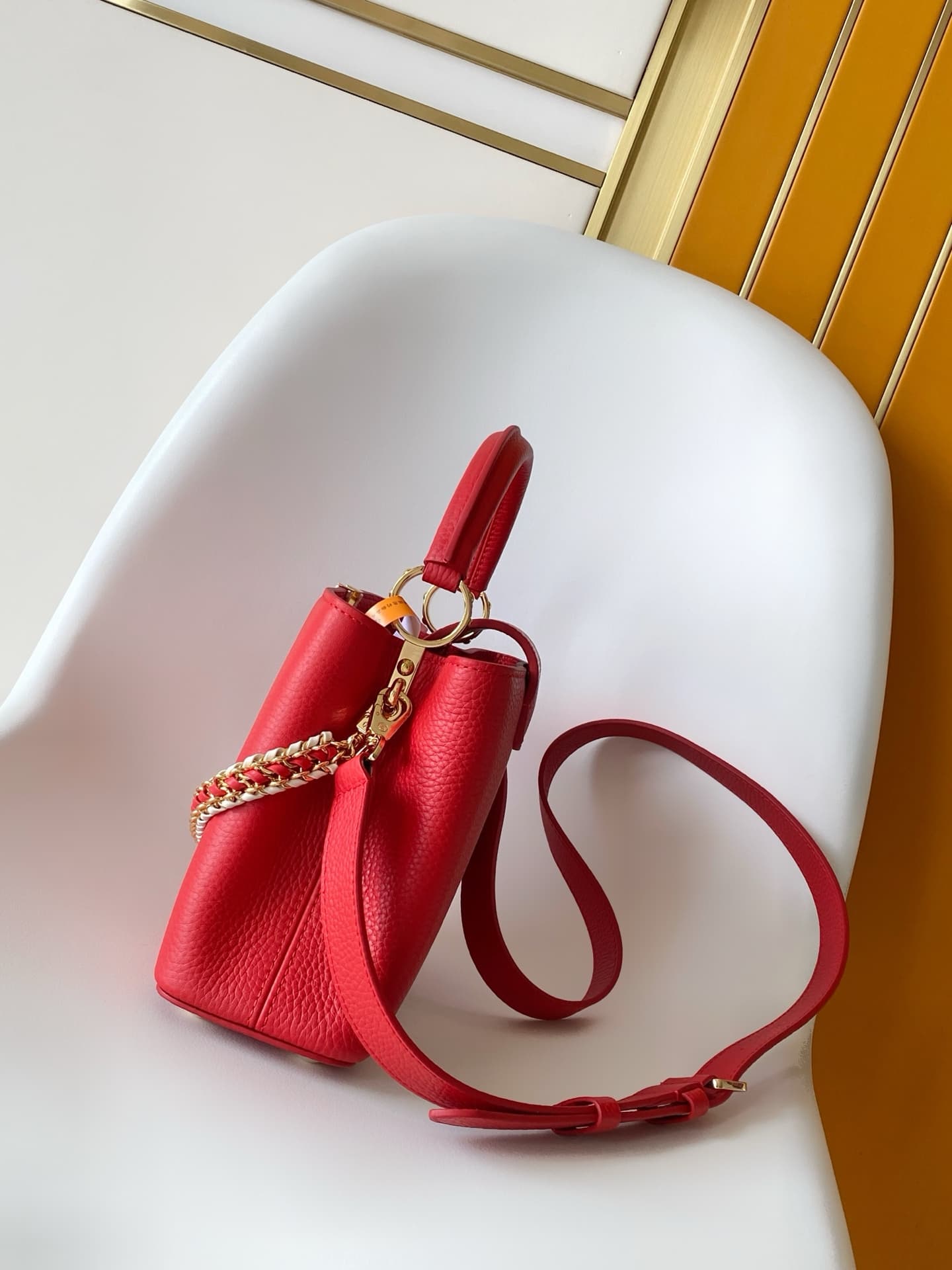 C5209 💰 M29439 Black; M28450 Beige; M29440 Gray; M28688 Brown; M28691 Bright Red; M29498 Horizontal Pink – Premium original design. Dynamic 163. This Capucines mini handbag features exquisite hand-woven chains and enamel Monogram floral decorations, highl — image 2
