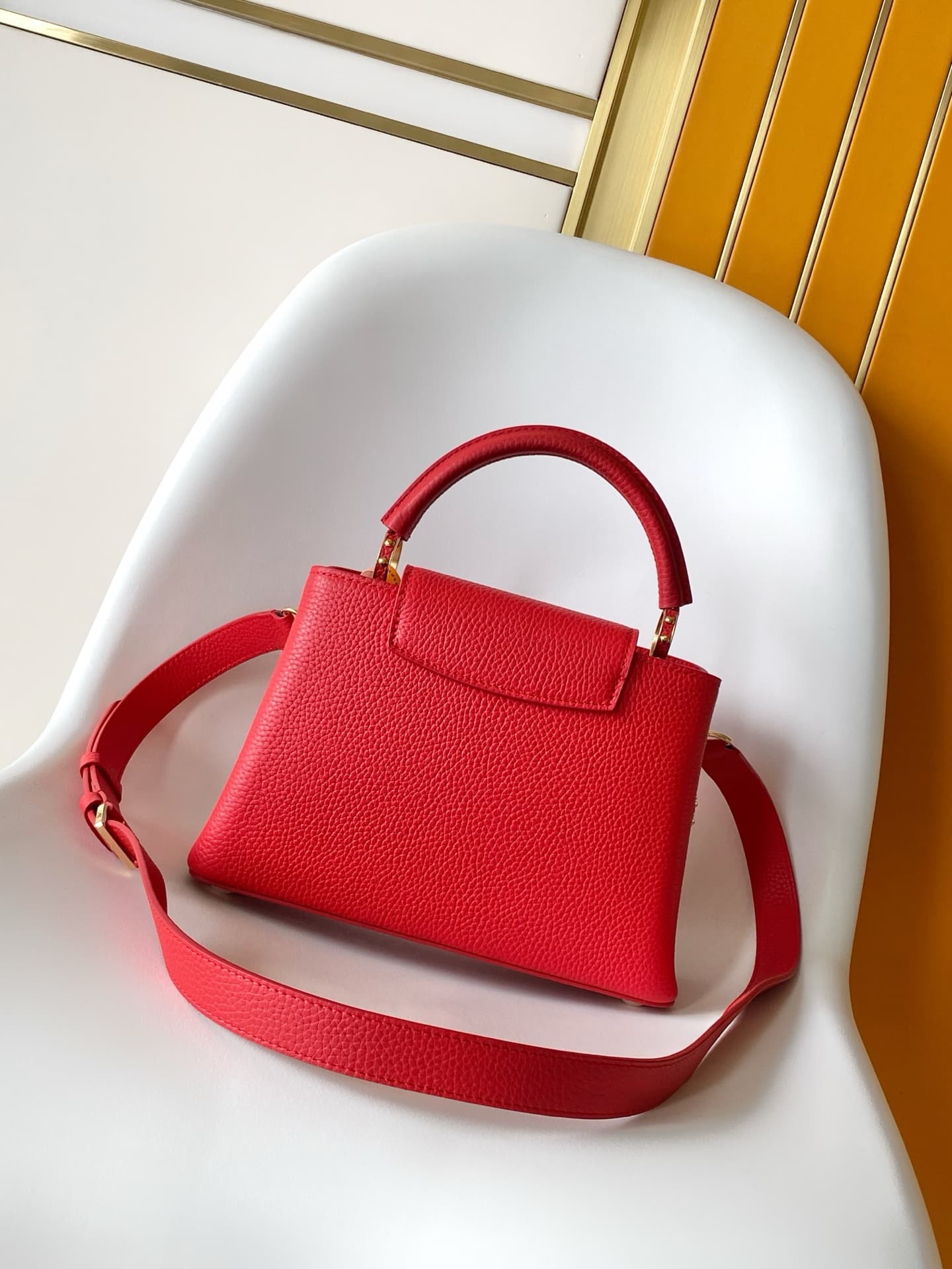 C5209 💰 M29439 Black; M28450 Beige; M29440 Gray; M28688 Brown; M28691 Bright Red; M29498 Horizontal Pink – Premium original design. Dynamic 163. This Capucines mini handbag features exquisite hand-woven chains and enamel Monogram floral decorations, highl — image 3