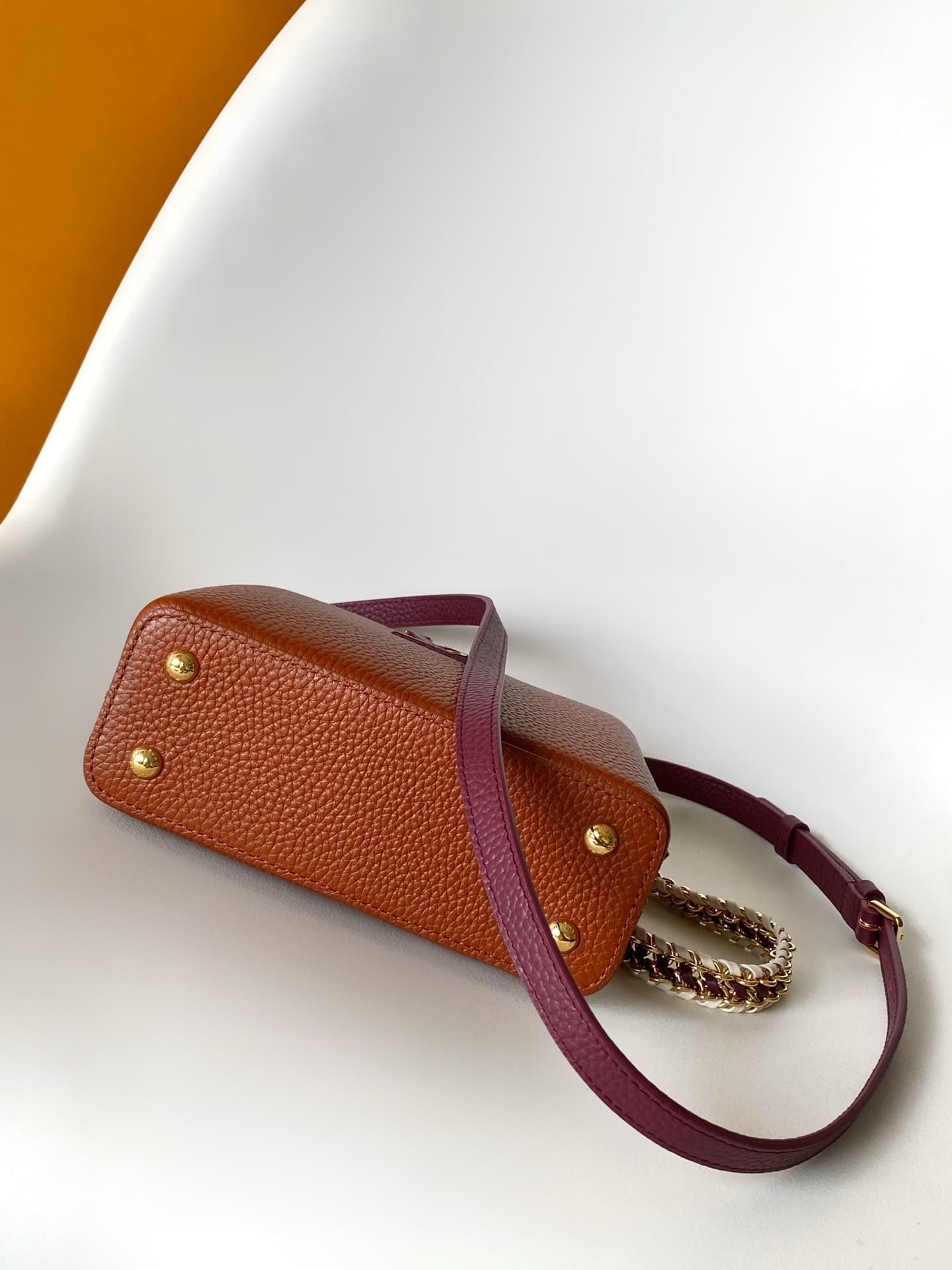 C5206 💰 M29439 Black; M28450 beige; M29440 gray; M28688 brown; M28691 bright red; M29498 horizontal pink – high-quality original design. Dynamic 163. This Capucines mini handbag features beautifully crafted braided chains and enamel Monogram floral decora — image 4