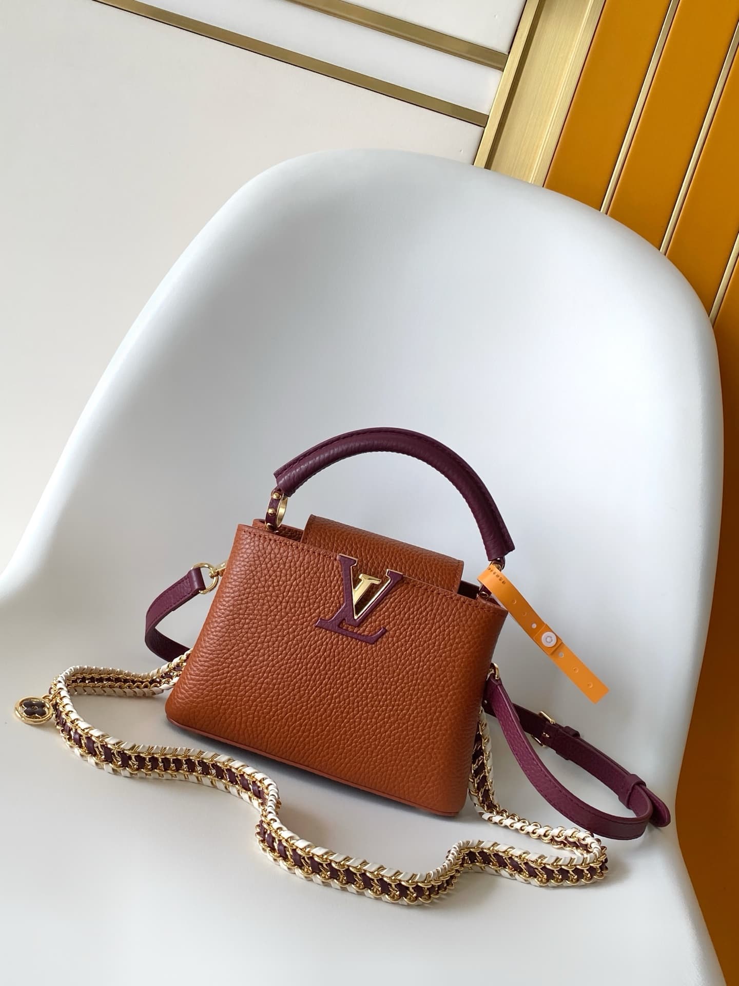 C5206 💰 M29439 Black; M28450 beige; M29440 gray; M28688 brown; M28691 bright red; M29498 horizontal pink – high-quality original design. Dynamic 163. This Capucines mini handbag features beautifully crafted braided chains and enamel Monogram floral decora — image 1