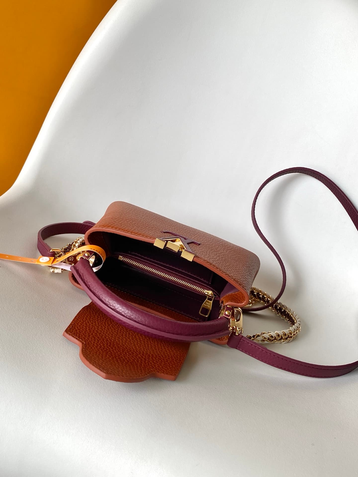 C5206 💰 M29439 Black; M28450 beige; M29440 gray; M28688 brown; M28691 bright red; M29498 horizontal pink – high-quality original design. Dynamic 163. This Capucines mini handbag features beautifully crafted braided chains and enamel Monogram floral decora — image 8