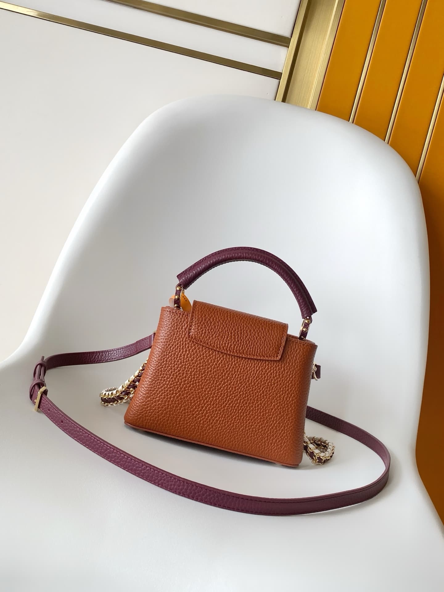 C5206 💰 M29439 Black; M28450 beige; M29440 gray; M28688 brown; M28691 bright red; M29498 horizontal pink – high-quality original design. Dynamic 163. This Capucines mini handbag features beautifully crafted braided chains and enamel Monogram floral decora — image 3