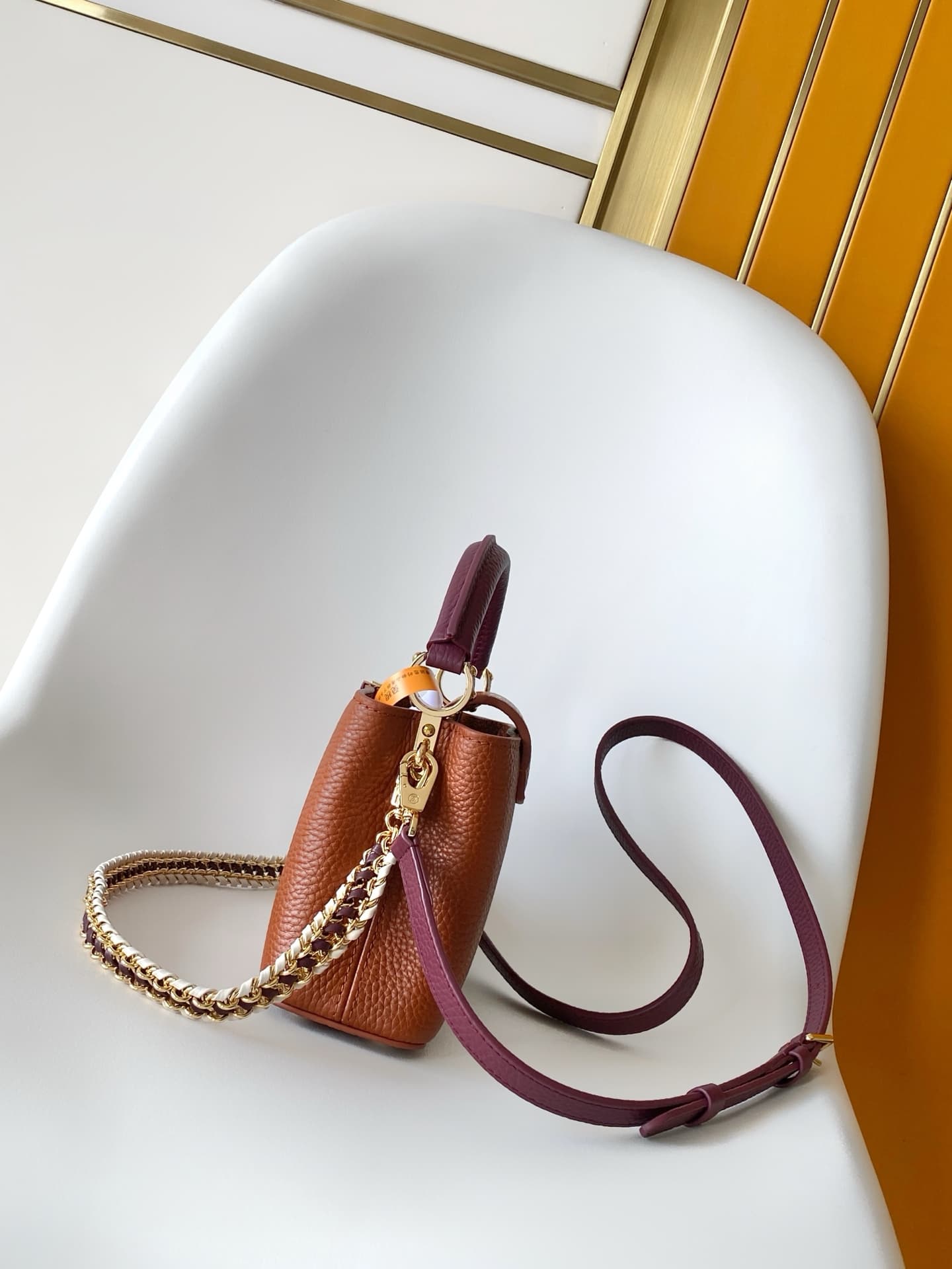 C5206 💰 M29439 Black; M28450 beige; M29440 gray; M28688 brown; M28691 bright red; M29498 horizontal pink – high-quality original design. Dynamic 163. This Capucines mini handbag features beautifully crafted braided chains and enamel Monogram floral decora — image 2
