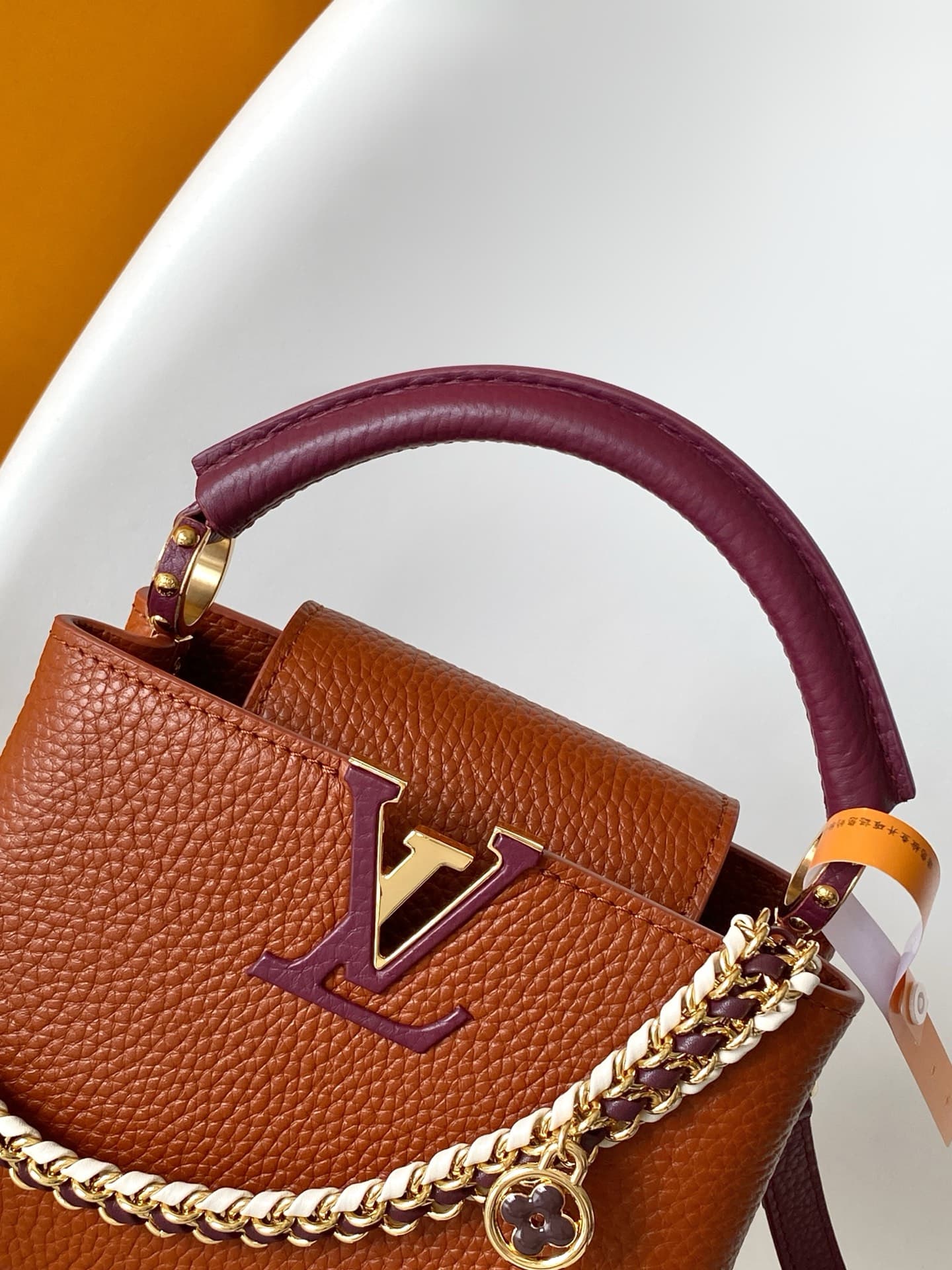 C5206 💰 M29439 Black; M28450 beige; M29440 gray; M28688 brown; M28691 bright red; M29498 horizontal pink – high-quality original design. Dynamic 163. This Capucines mini handbag features beautifully crafted braided chains and enamel Monogram floral decora — image 5