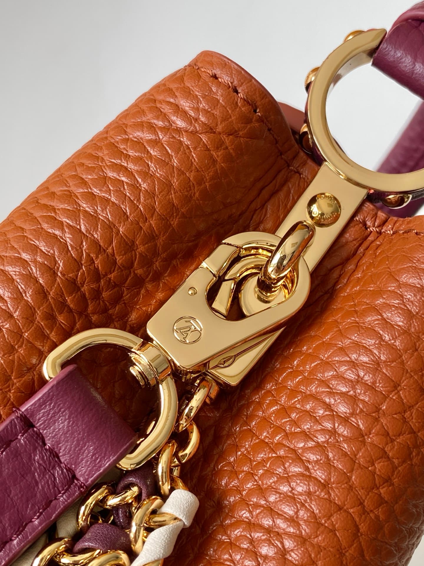C5206 💰 M29439 Black; M28450 beige; M29440 gray; M28688 brown; M28691 bright red; M29498 horizontal pink – high-quality original design. Dynamic 163. This Capucines mini handbag features beautifully crafted braided chains and enamel Monogram floral decora — image 6
