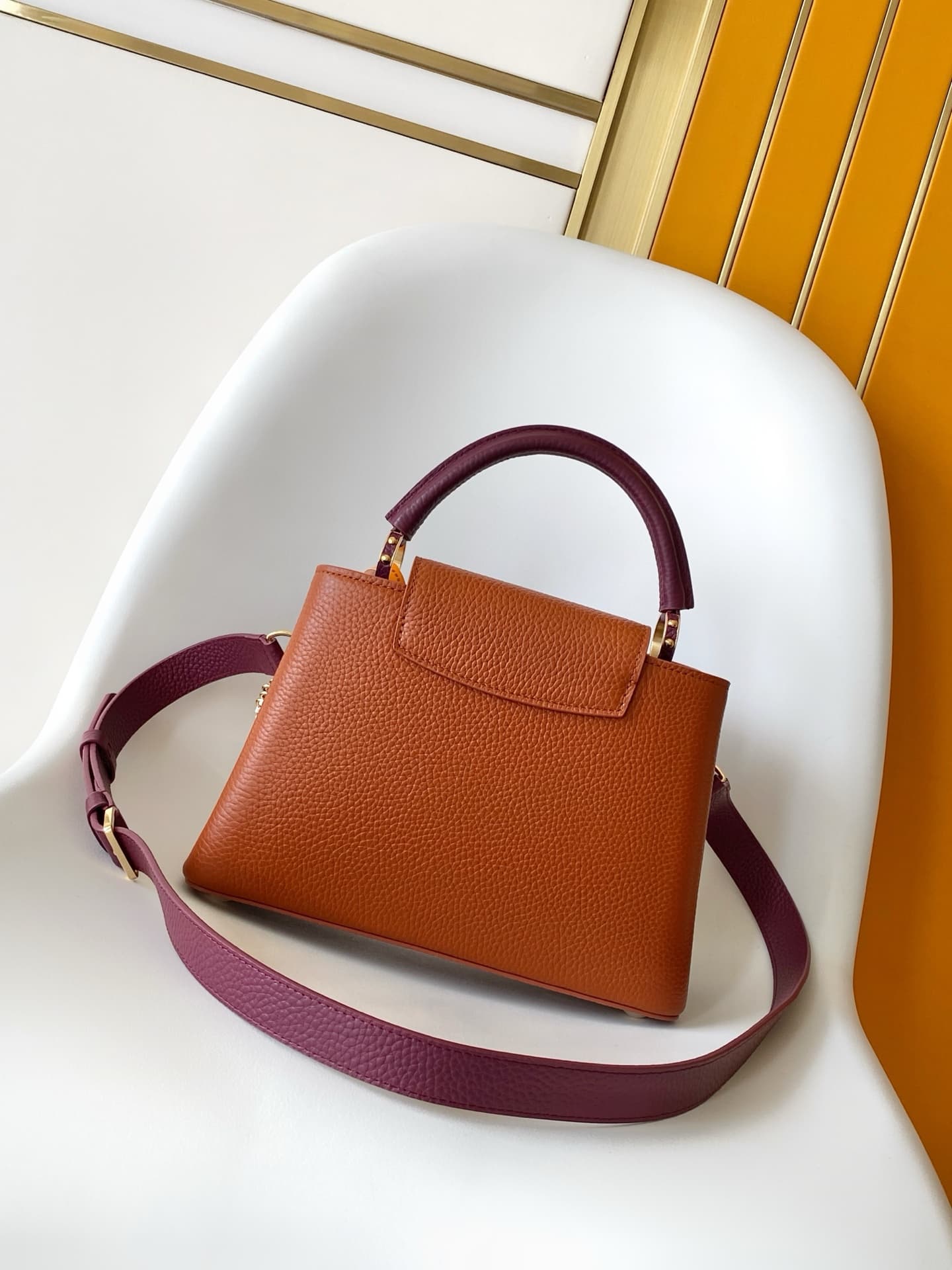 C5205 💰 M29439 Black; M28450 Beige; M29440 Gray; M28688 Brown; M28691 Bright Red; M29498 Horizontal Pink – Premium original style. Dynamic 163. This Capucines mini handbag features exquisite handcrafted chain details and enamel Monogram floral decorations — image 3