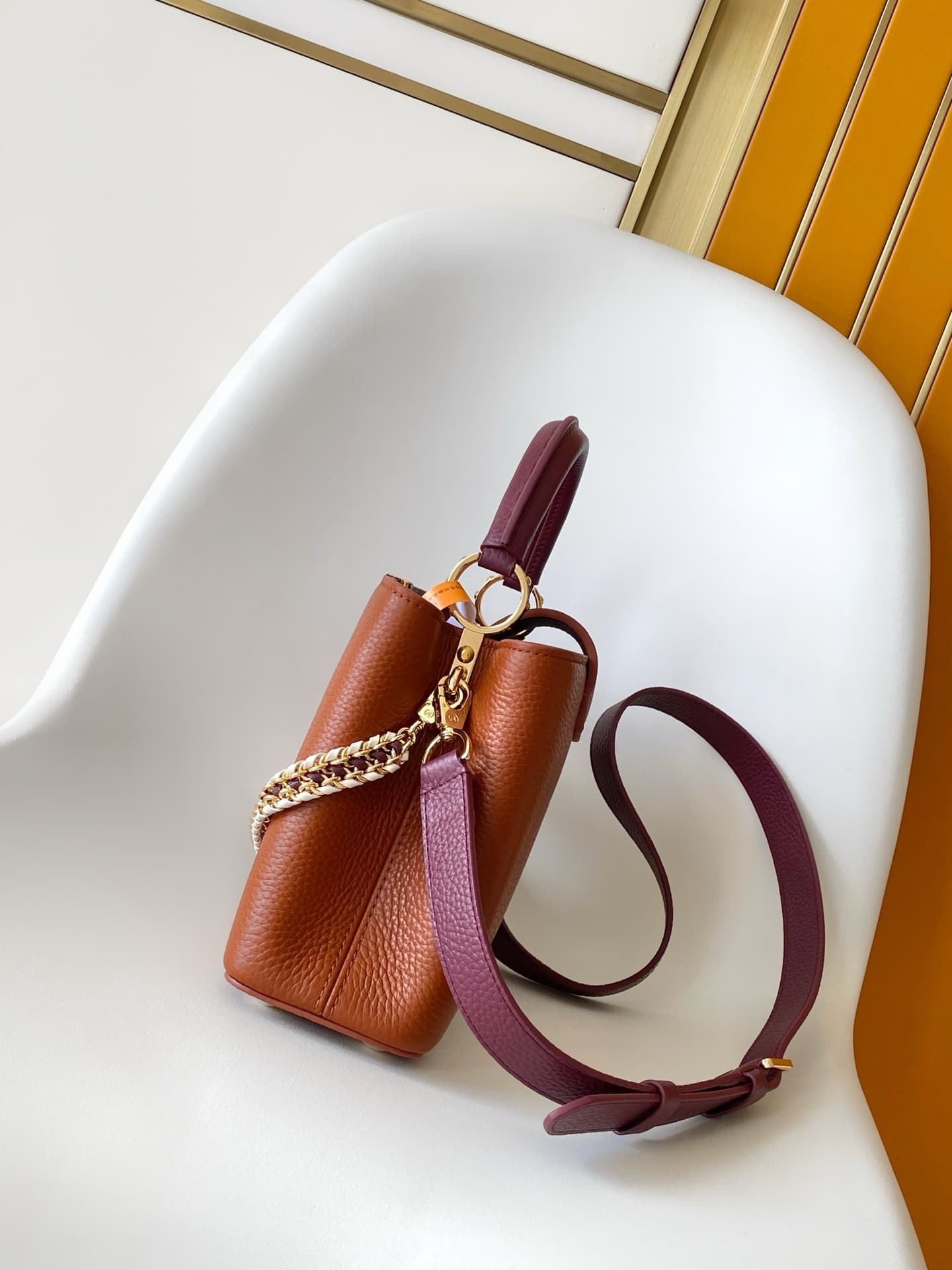 C5205 💰 M29439 Black; M28450 Beige; M29440 Gray; M28688 Brown; M28691 Bright Red; M29498 Horizontal Pink – Premium original style. Dynamic 163. This Capucines mini handbag features exquisite handcrafted chain details and enamel Monogram floral decorations — image 2