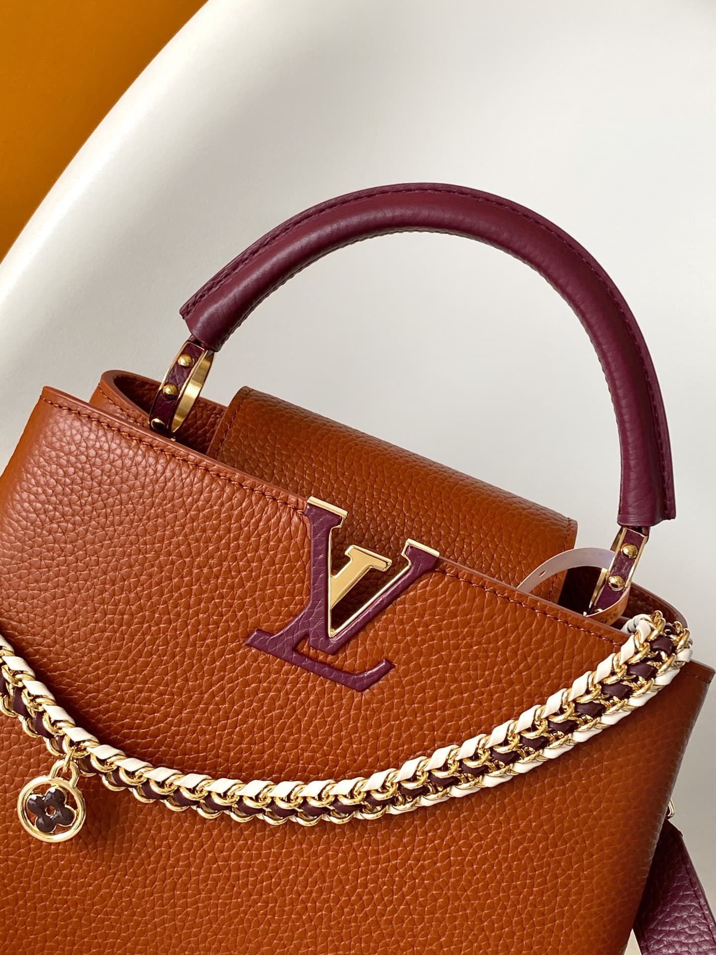 C5205 💰 M29439 Black; M28450 Beige; M29440 Gray; M28688 Brown; M28691 Bright Red; M29498 Horizontal Pink – Premium original style. Dynamic 163. This Capucines mini handbag features exquisite handcrafted chain details and enamel Monogram floral decorations — image 5