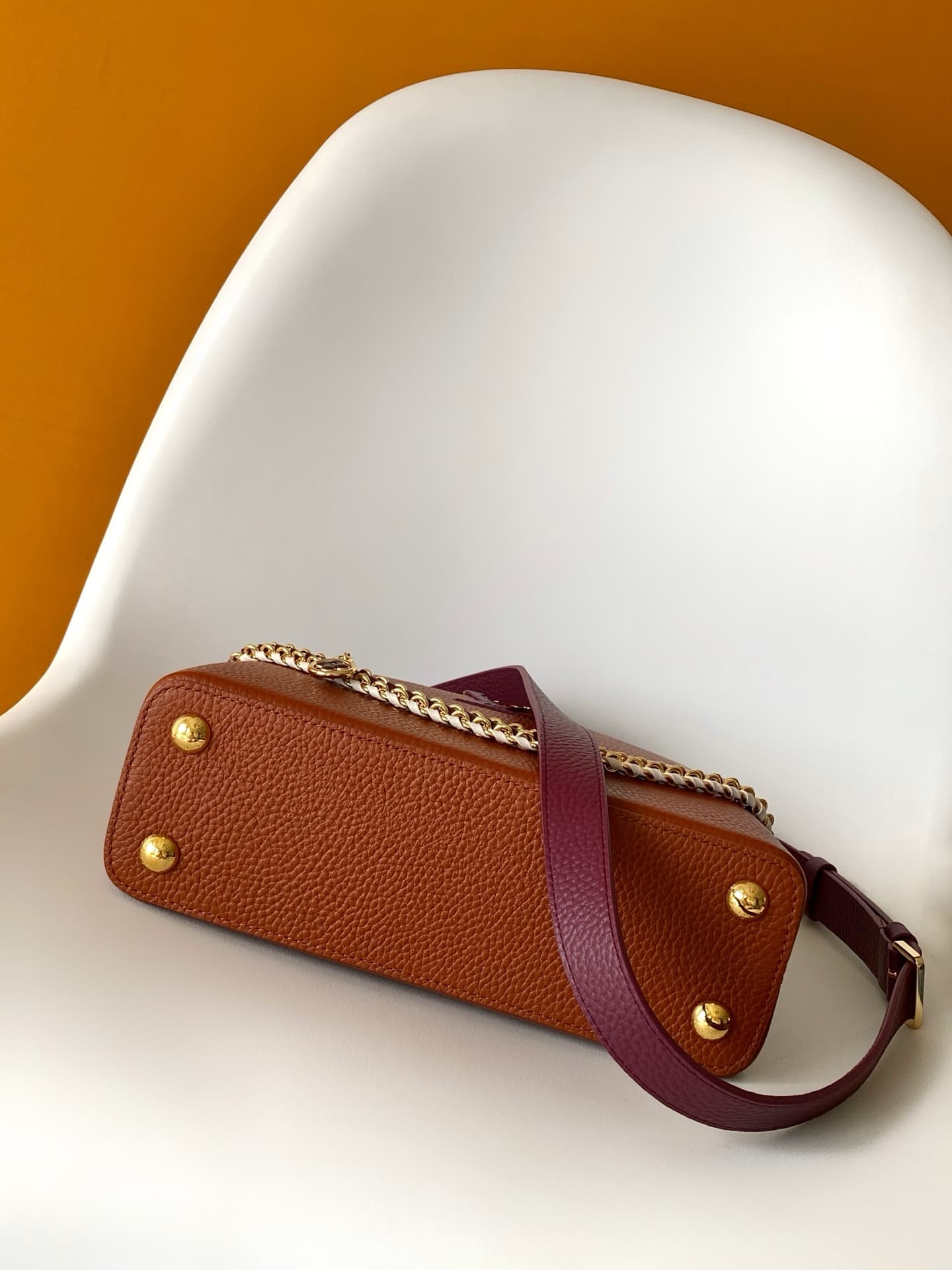 C5205 💰 M29439 Black; M28450 Beige; M29440 Gray; M28688 Brown; M28691 Bright Red; M29498 Horizontal Pink – Premium original style. Dynamic 163. This Capucines mini handbag features exquisite handcrafted chain details and enamel Monogram floral decorations — image 4