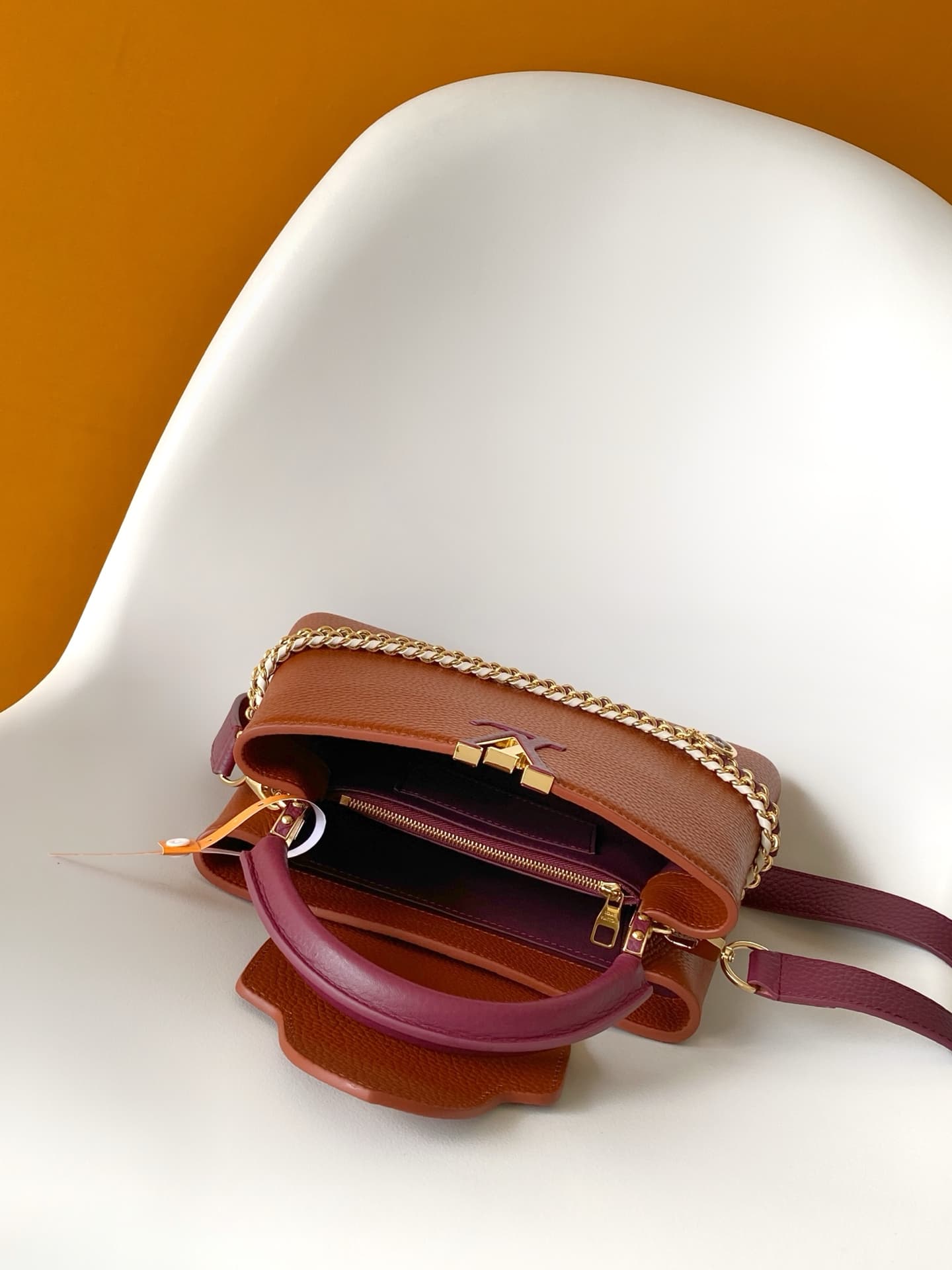C5205 💰 M29439 Black; M28450 Beige; M29440 Gray; M28688 Brown; M28691 Bright Red; M29498 Horizontal Pink – Premium original style. Dynamic 163. This Capucines mini handbag features exquisite handcrafted chain details and enamel Monogram floral decorations — image 8