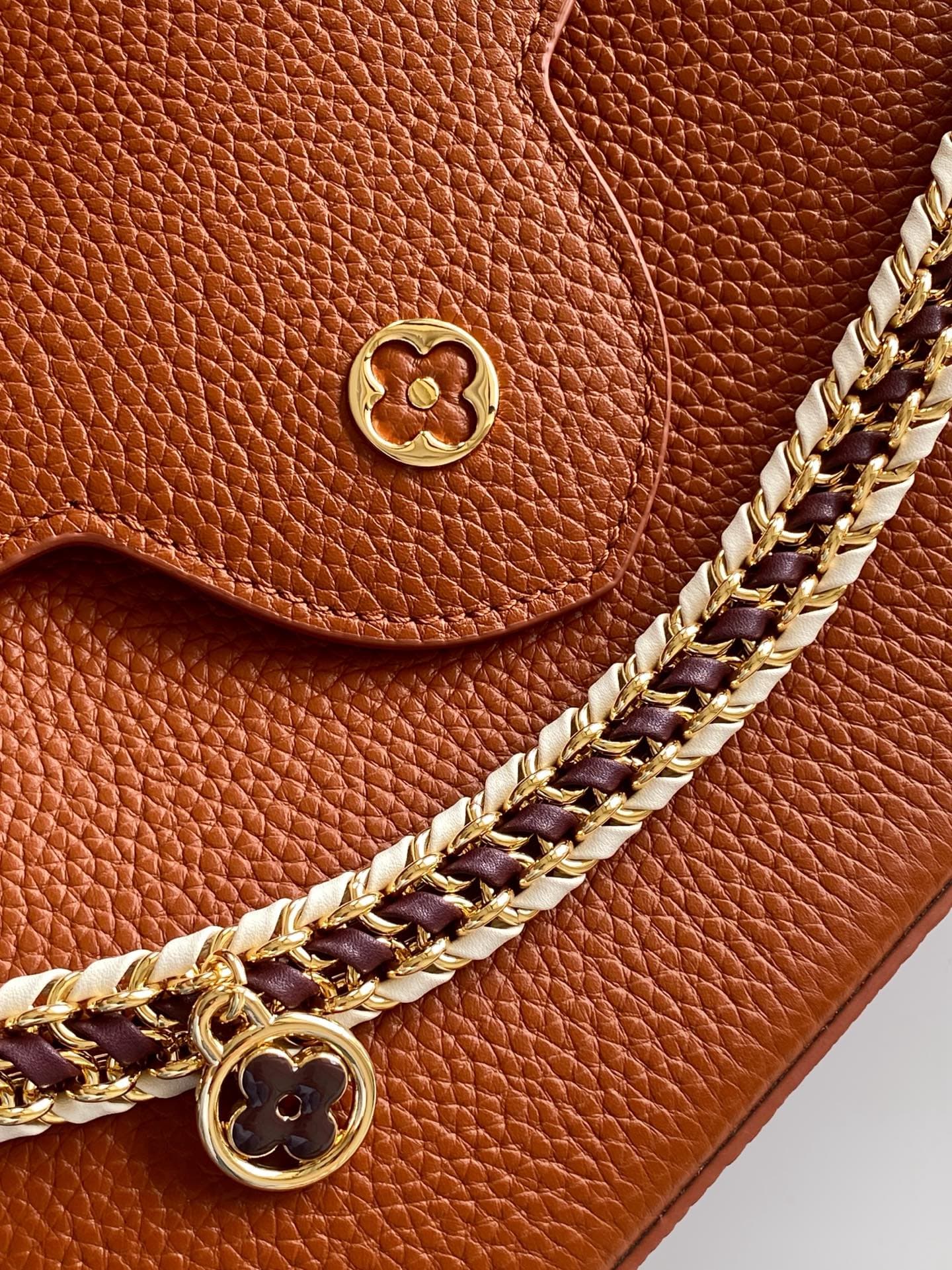 C5205 💰 M29439 Black; M28450 Beige; M29440 Gray; M28688 Brown; M28691 Bright Red; M29498 Horizontal Pink – Premium original style. Dynamic 163. This Capucines mini handbag features exquisite handcrafted chain details and enamel Monogram floral decorations — image 7
