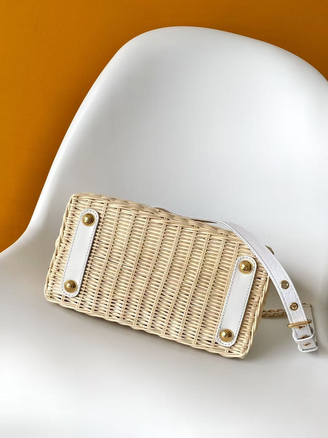 C5211 💰M28543 – White; M28548 – Pink; M29501 – Blue; M28775 – New brown; M28542 – Large brown, premium original style. This Capucines mini handbag belongs to the Rattan collection. It features a snap closure and the Louis Vuitton Monogram pattern, creatin — image 4