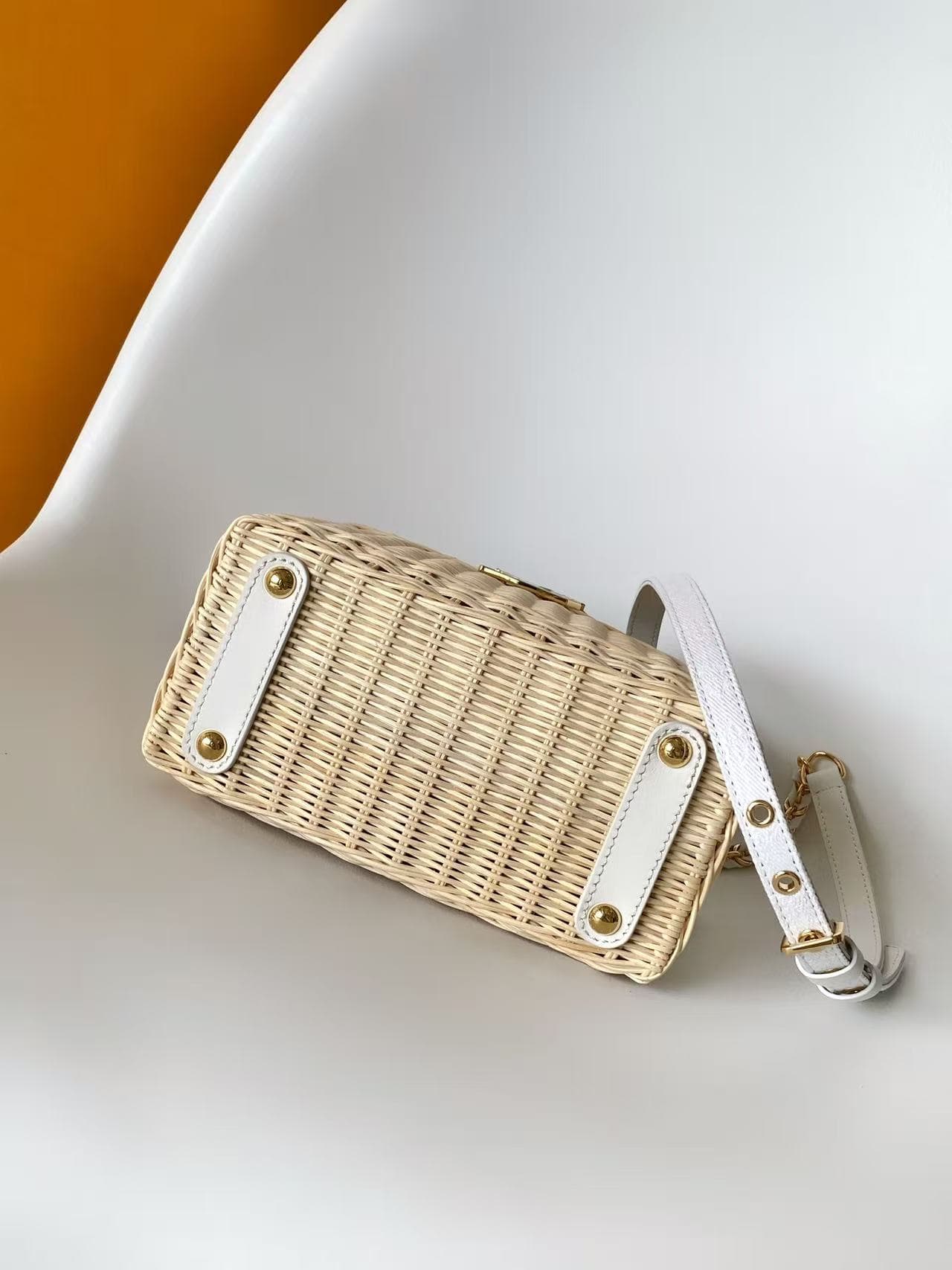 C5210 💰M28543 white M28548 pink M29501 blue M28775 new brown M28542 large new brown premium original. This Capucines mini handbag belongs to the Rattan collection. It features a snap closure and the Louis Vuitton Monogram pattern, creating a unique design — image 4