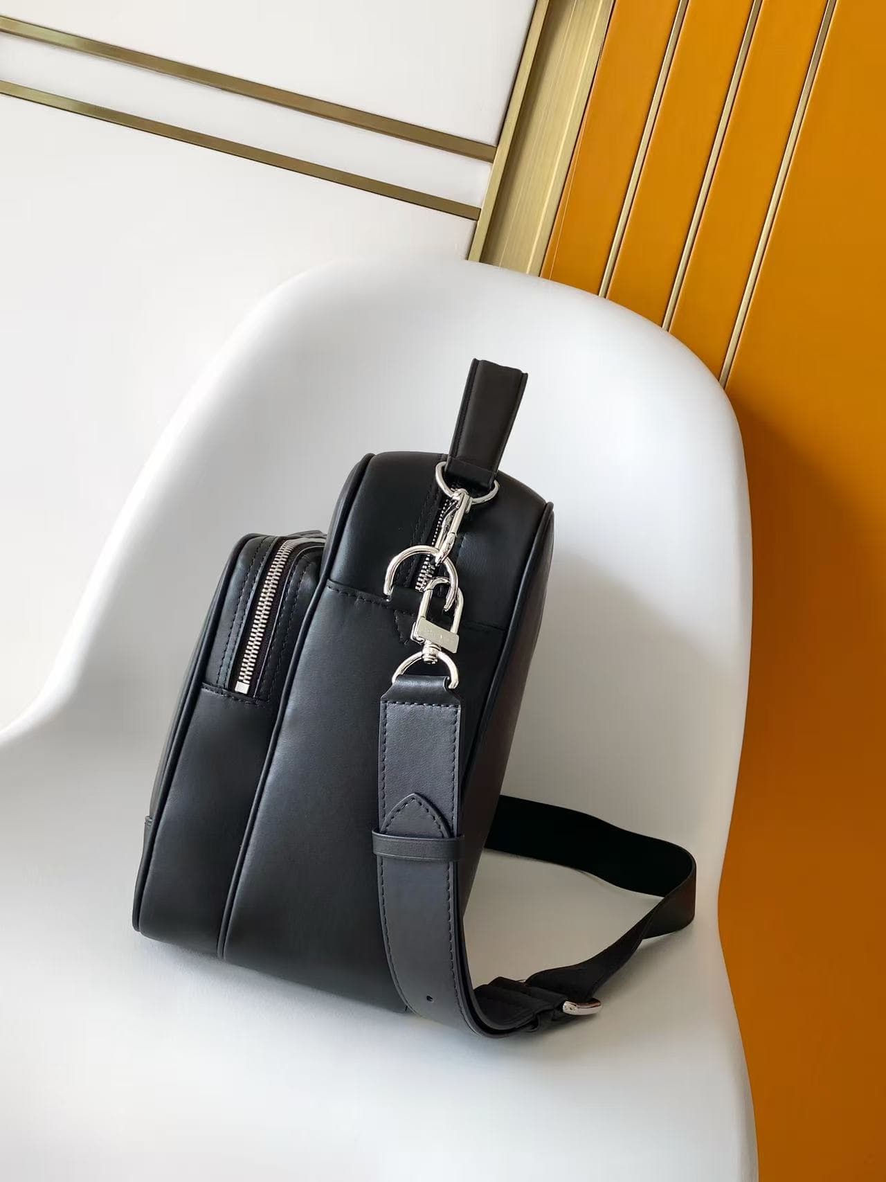 C5204 💰M27999 – Black and brown, top-quality original items. The dynamic 163 model features a comfortable, soft-tanned leather material, with a wide and sturdy design that draws attention. The interior is made of LV Blason pattern fabric, providing ample  — image 2