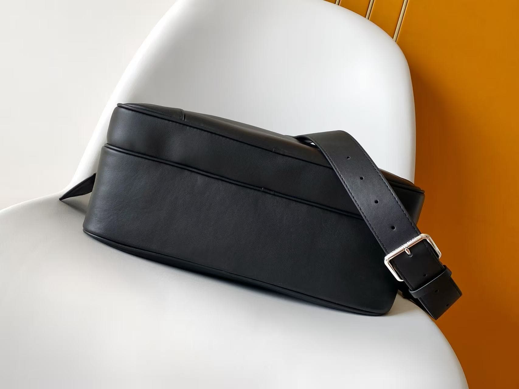C5204 💰M27999 – Black and brown, top-quality original items. The dynamic 163 model features a comfortable, soft-tanned leather material, with a wide and sturdy design that draws attention. The interior is made of LV Blason pattern fabric, providing ample  — image 4