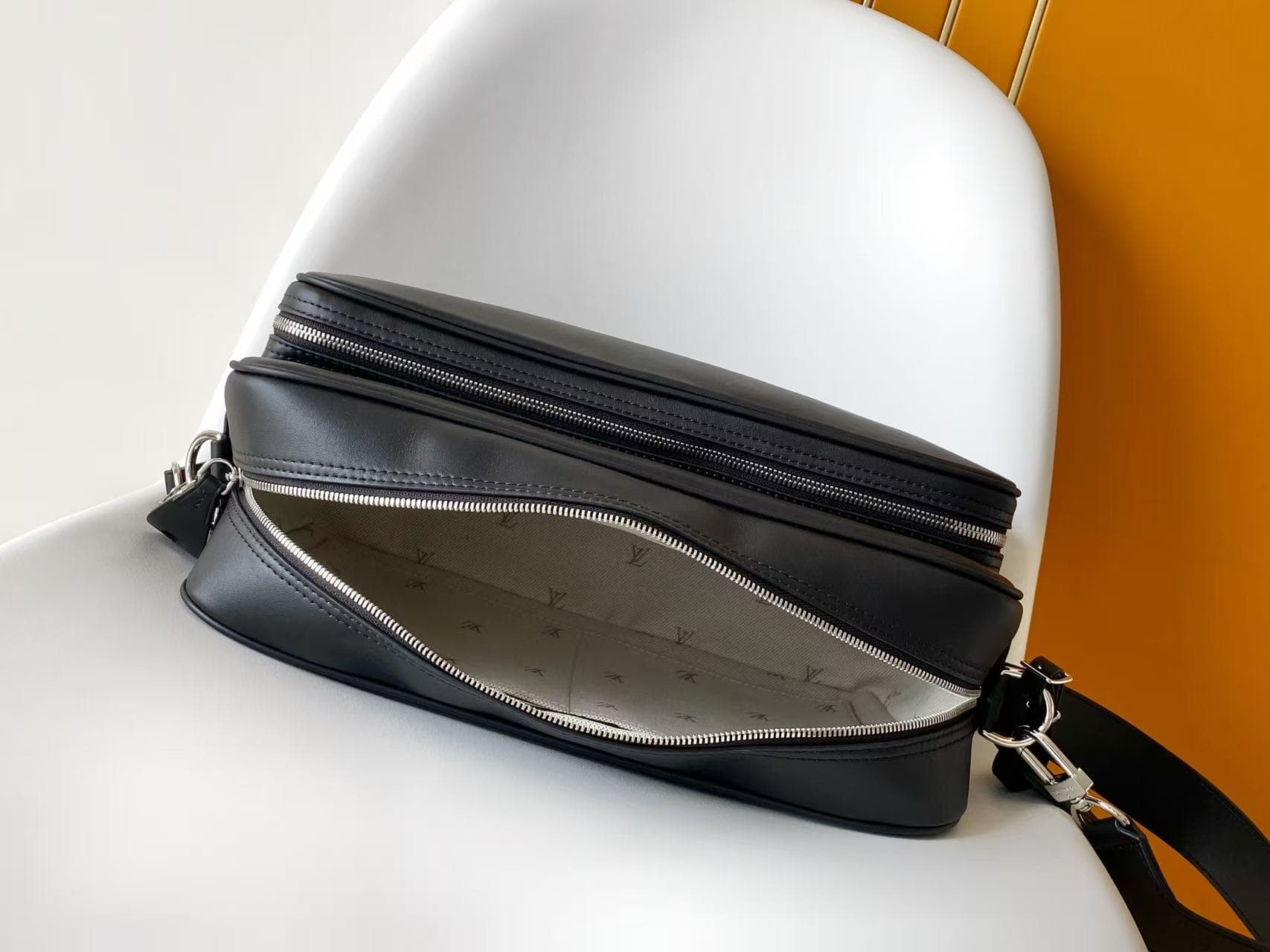 C5204 💰M27999 – Black and brown, top-quality original items. The dynamic 163 model features a comfortable, soft-tanned leather material, with a wide and sturdy design that draws attention. The interior is made of LV Blason pattern fabric, providing ample  — image 8