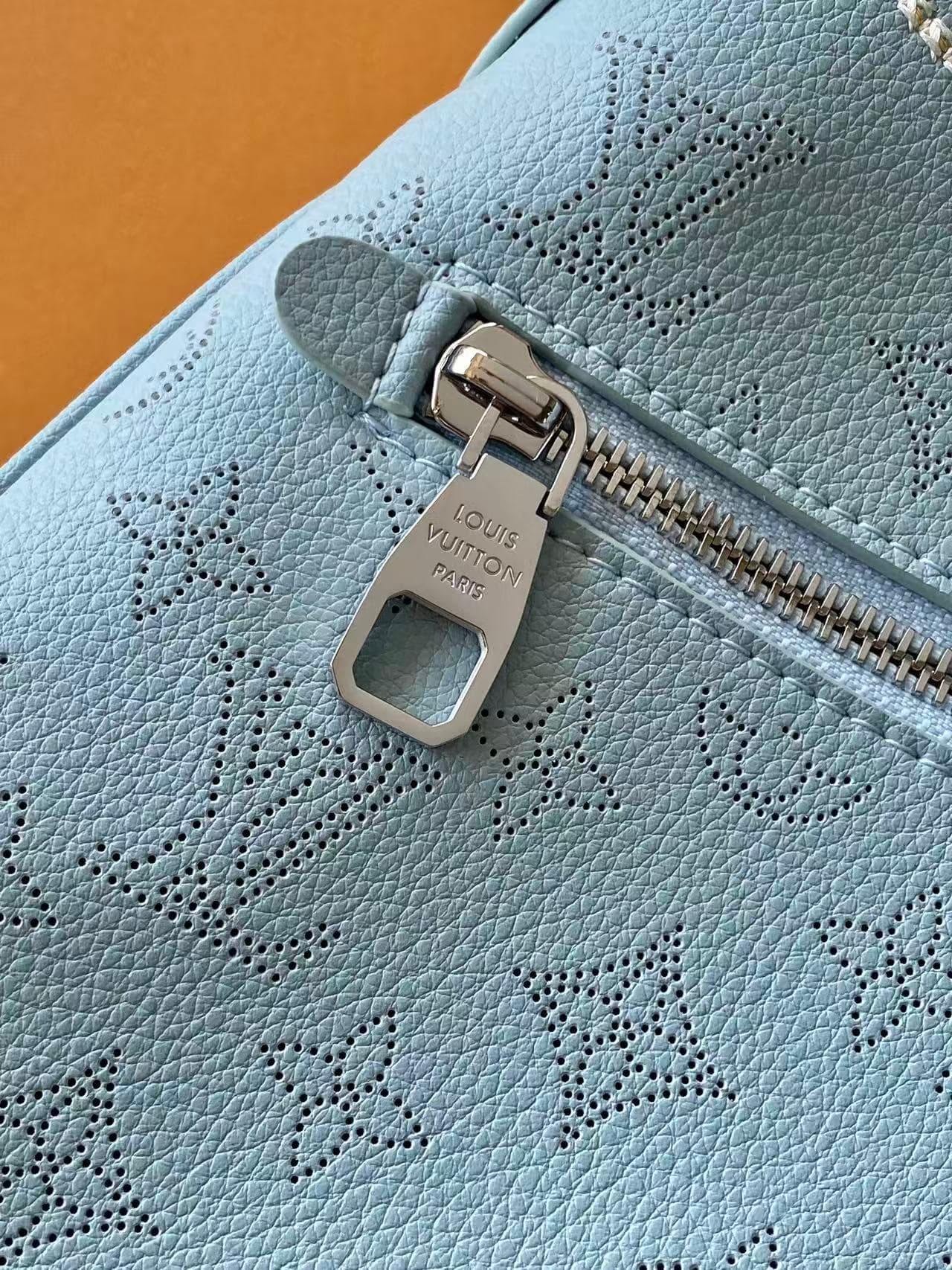 C5198 💰M28779 Blue M28306 Black M27336 Gray M27459 Beige Top-quality original dynamic 163 This All Around small-sized handbag belongs to the Mahina collection. It features a Monogram perforated cowhide leather in an elegant style, and comes with a metal L — image 7