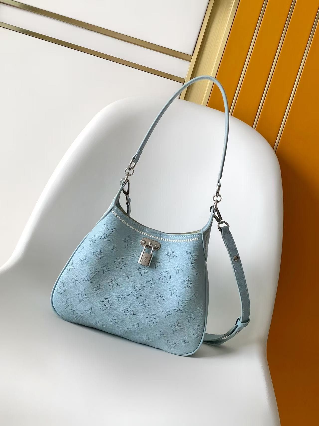C5198 💰M28779 Blue M28306 Black M27336 Gray M27459 Beige Top-quality original dynamic 163 This All Around small-sized handbag belongs to the Mahina collection. It features a Monogram perforated cowhide leather in an elegant style, and comes with a metal L — image 1