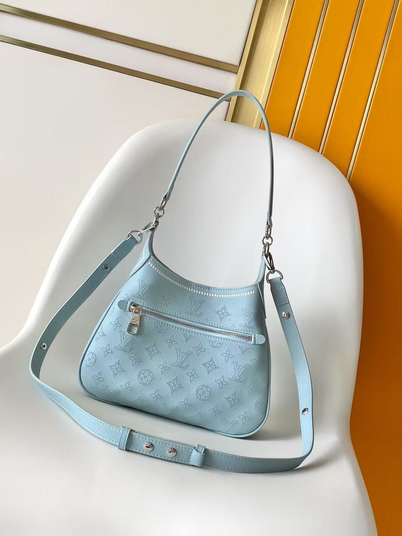 C5198 💰M28779 Blue M28306 Black M27336 Gray M27459 Beige Top-quality original dynamic 163 This All Around small-sized handbag belongs to the Mahina collection. It features a Monogram perforated cowhide leather in an elegant style, and comes with a metal L — image 3
