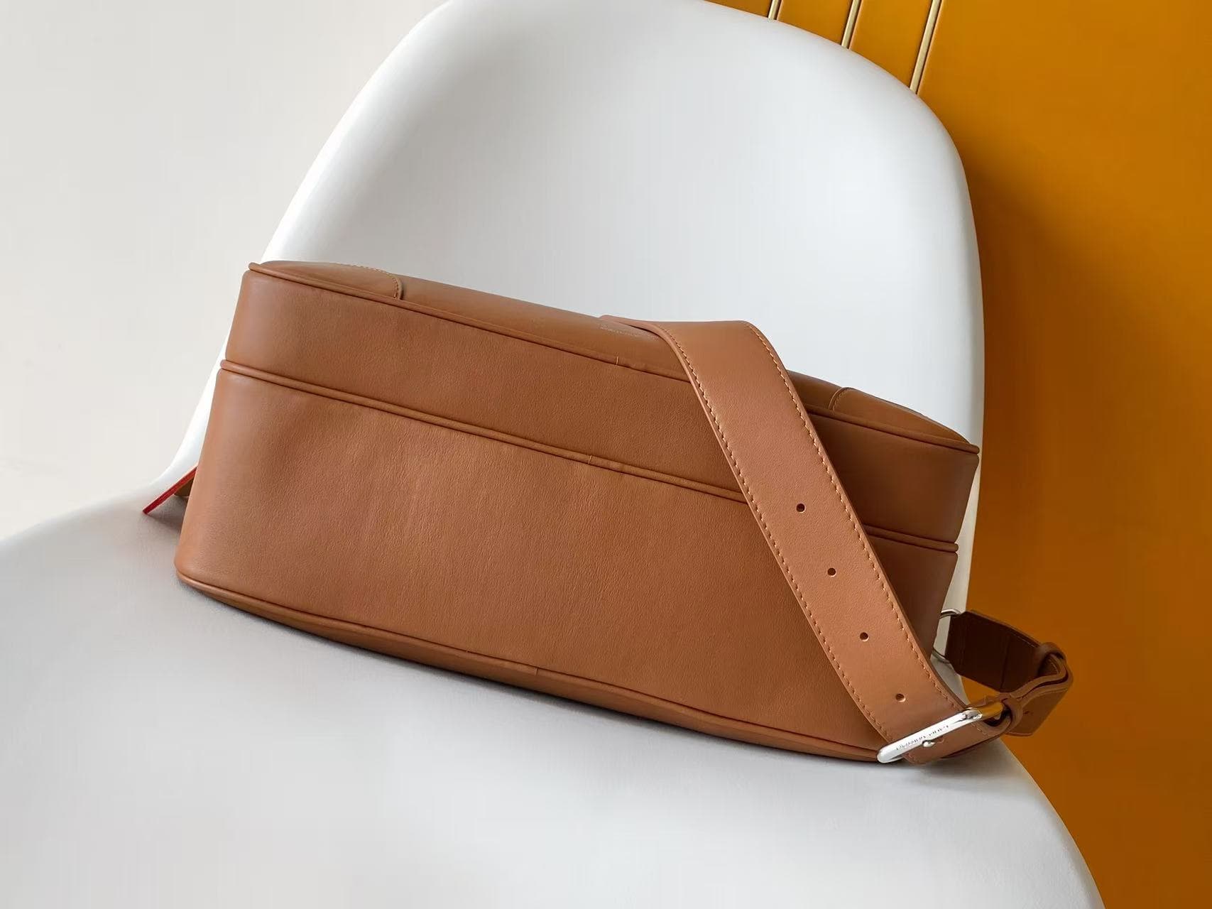 C5197 💰M27999 – Black and brown, high-quality original items; dynamic 163. This Nil XL handbag is made from soft, durable leather, with a wide and robust design that stands out. The interior is covered with LV Blason pattern fabric, providing ample space  — image 4
