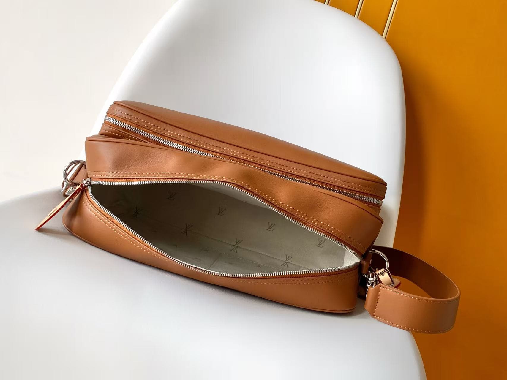 C5197 💰M27999 – Black and brown, high-quality original items; dynamic 163. This Nil XL handbag is made from soft, durable leather, with a wide and robust design that stands out. The interior is covered with LV Blason pattern fabric, providing ample space  — image 8
