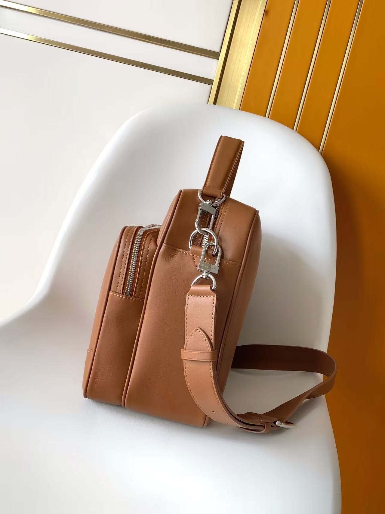 C5197 💰M27999 – Black and brown, high-quality original items; dynamic 163. This Nil XL handbag is made from soft, durable leather, with a wide and robust design that stands out. The interior is covered with LV Blason pattern fabric, providing ample space  — image 2