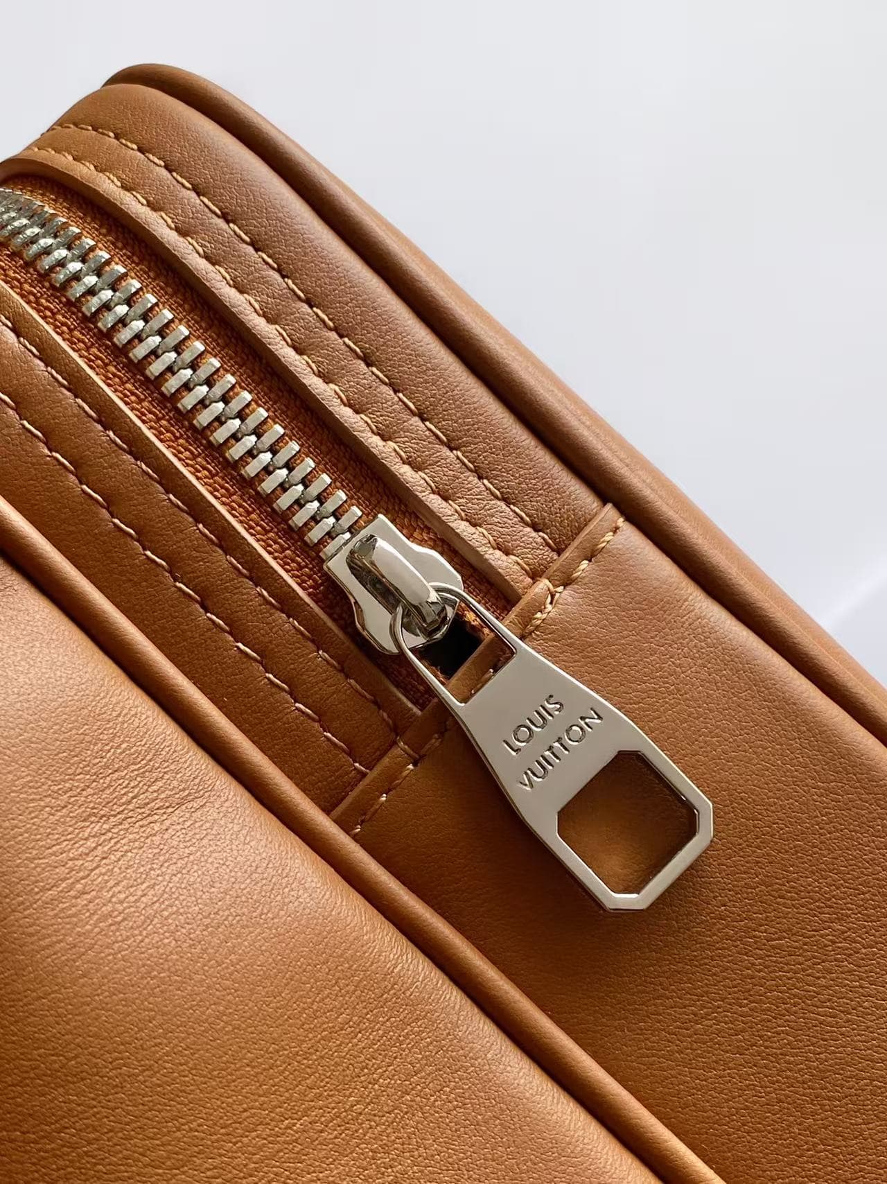 C5197 💰M27999 – Black and brown, high-quality original items; dynamic 163. This Nil XL handbag is made from soft, durable leather, with a wide and robust design that stands out. The interior is covered with LV Blason pattern fabric, providing ample space  — image 7