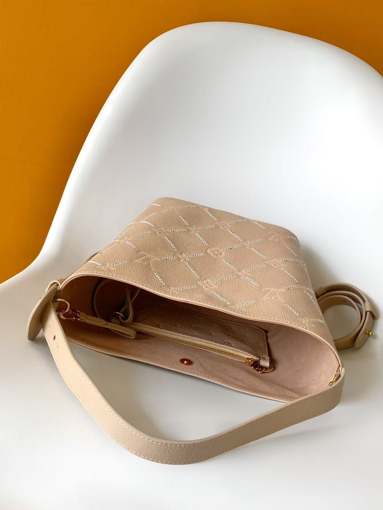 C5191 💰M28524 – The new medium-sized handbag features the Louis Vuitton Monogram Empreinte Couture logo, presented in elegant and versatile colors, making it an ideal choice for sophisticated everyday use. The bag’s shape is made from leather that has gon — image 8