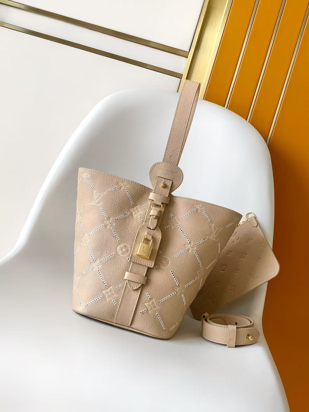 C5191 💰M28524 – The new medium-sized handbag features the Louis Vuitton Monogram Empreinte Couture logo, presented in elegant and versatile colors, making it an ideal choice for sophisticated everyday use. The bag’s shape is made from leather that has gon — image 4