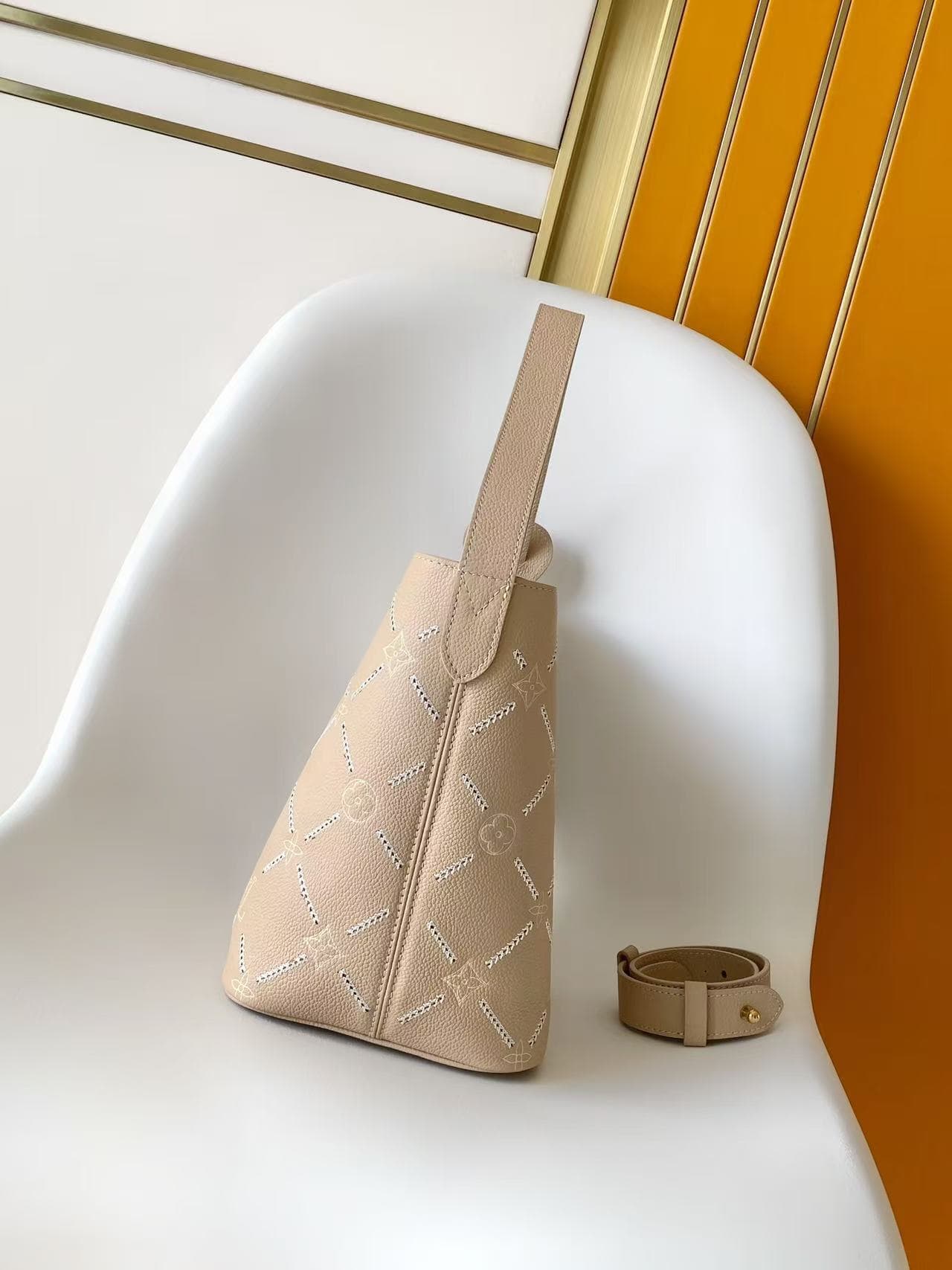 C5191 💰M28524 – The new medium-sized handbag features the Louis Vuitton Monogram Empreinte Couture logo, presented in elegant and versatile colors, making it an ideal choice for sophisticated everyday use. The bag’s shape is made from leather that has gon — image 2