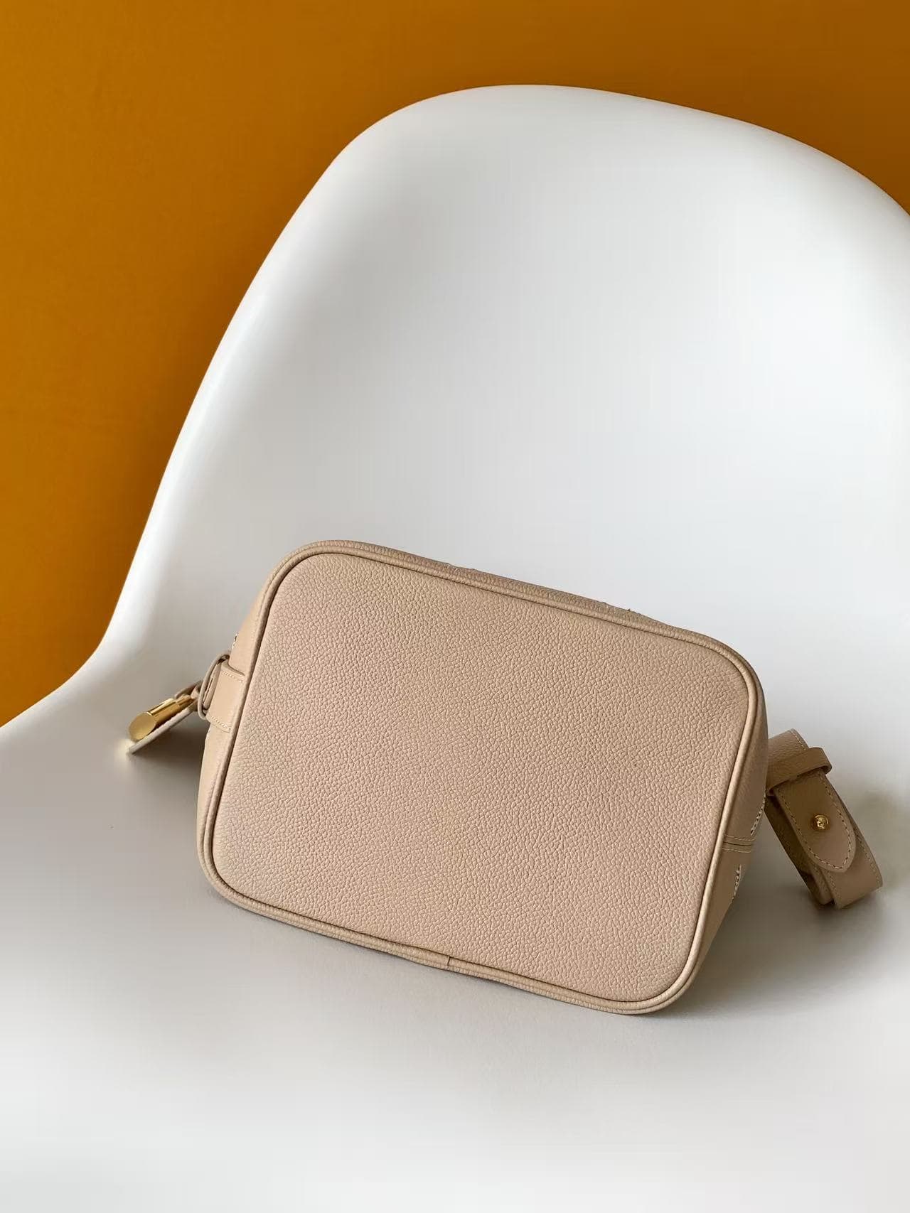C5191 💰M28524 – The new medium-sized handbag features the Louis Vuitton Monogram Empreinte Couture logo, presented in elegant and versatile colors, making it an ideal choice for sophisticated everyday use. The bag’s shape is made from leather that has gon — image 5