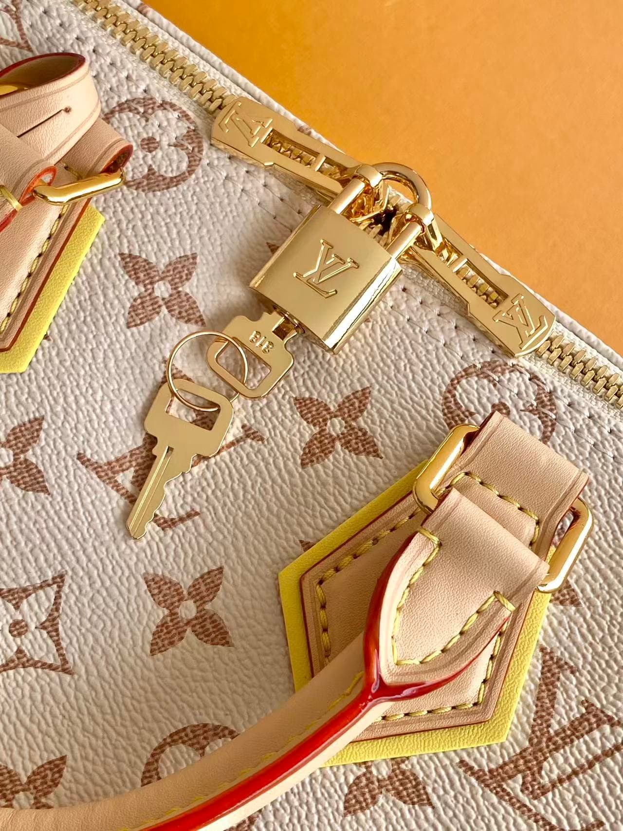 C5031 💰 M2A038LV Crafty collection presents the Speedy Bandoulière handbag, celebrating the fun spirit of summer. It adds a playful touch to the Louis Vuitton Monogram Dune logo. The canvas material is paired with contrasting leather trim and metal elemen — image 5