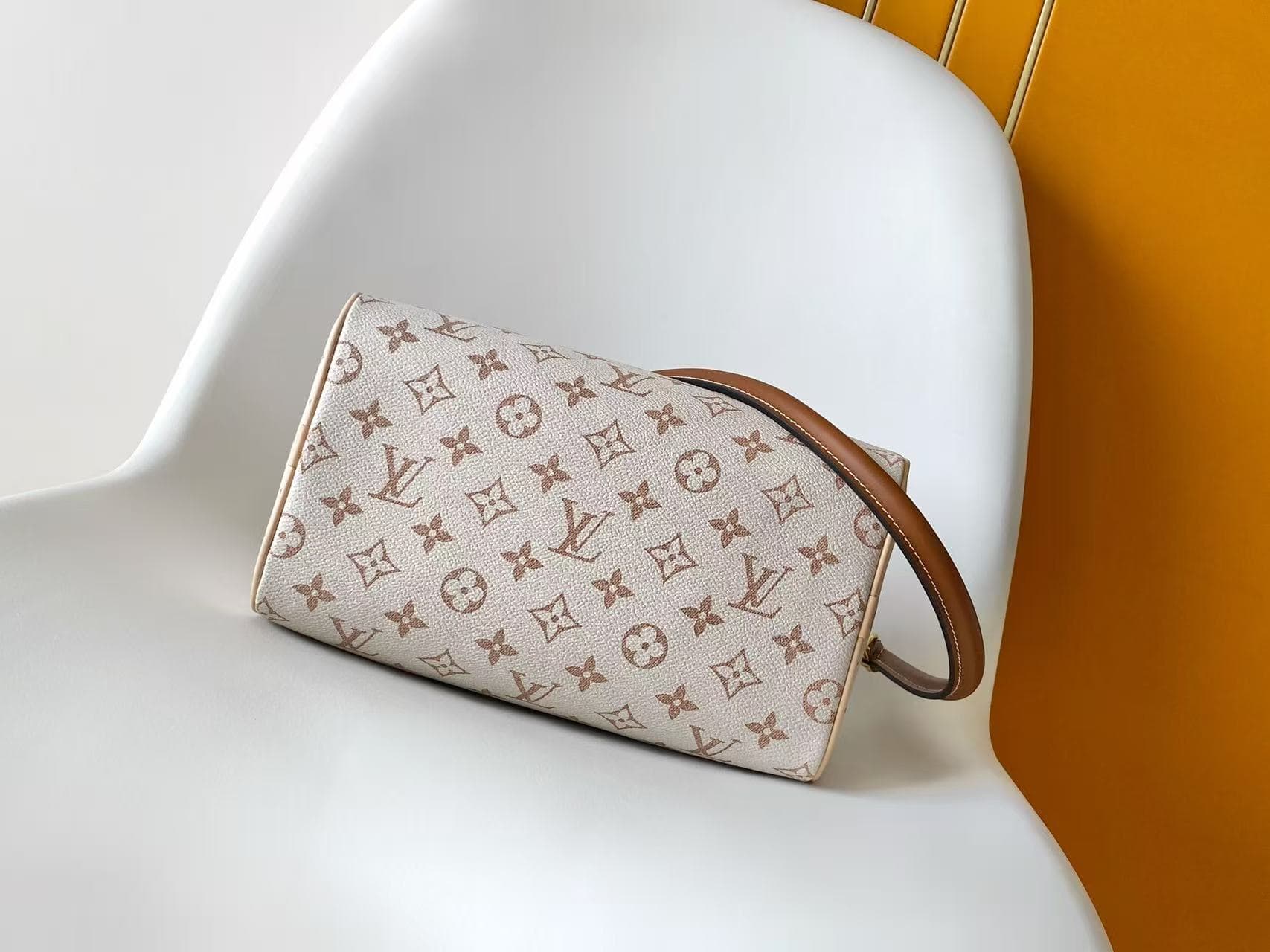 C5031 💰 M2A038LV Crafty collection presents the Speedy Bandoulière handbag, celebrating the fun spirit of summer. It adds a playful touch to the Louis Vuitton Monogram Dune logo. The canvas material is paired with contrasting leather trim and metal elemen — image 4