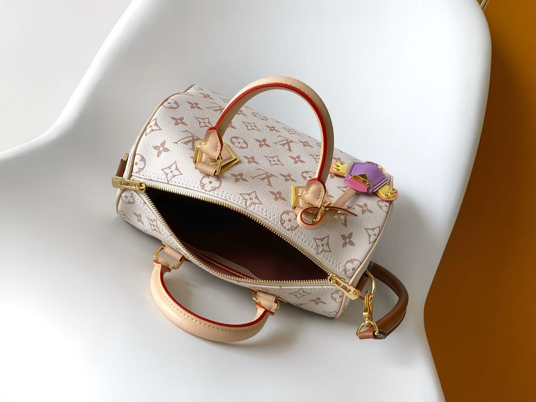 C5031 💰 M2A038LV Crafty collection presents the Speedy Bandoulière handbag, celebrating the fun spirit of summer. It adds a playful touch to the Louis Vuitton Monogram Dune logo. The canvas material is paired with contrasting leather trim and metal elemen — image 8