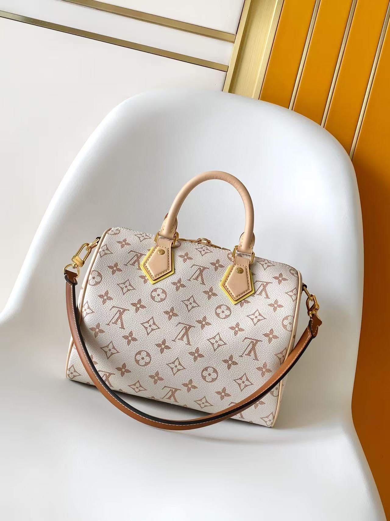 C5031 💰 M2A038LV Crafty collection presents the Speedy Bandoulière handbag, celebrating the fun spirit of summer. It adds a playful touch to the Louis Vuitton Monogram Dune logo. The canvas material is paired with contrasting leather trim and metal elemen — image 3