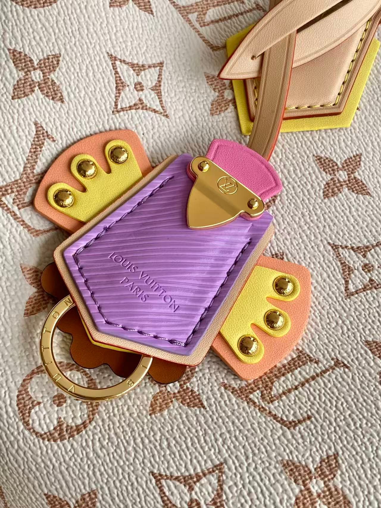 C5031 💰 M2A038LV Crafty collection presents the Speedy Bandoulière handbag, celebrating the fun spirit of summer. It adds a playful touch to the Louis Vuitton Monogram Dune logo. The canvas material is paired with contrasting leather trim and metal elemen — image 7