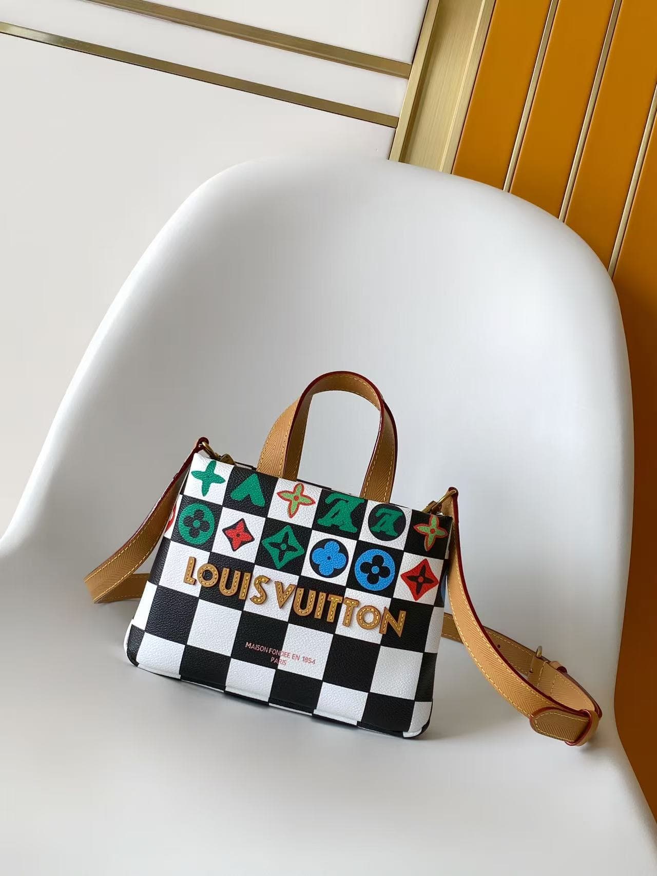 C5116 💰M10991 – Large size; M10992 – Small size; M10993 – Miniature, top-tier original model. 163 – Dynamic design; LV 2027 – Spring/Summer men’s handbag. The design of this handbag is inspired by Louis Vuitton’s classic shopping bags, featuring sleek lin — image 1