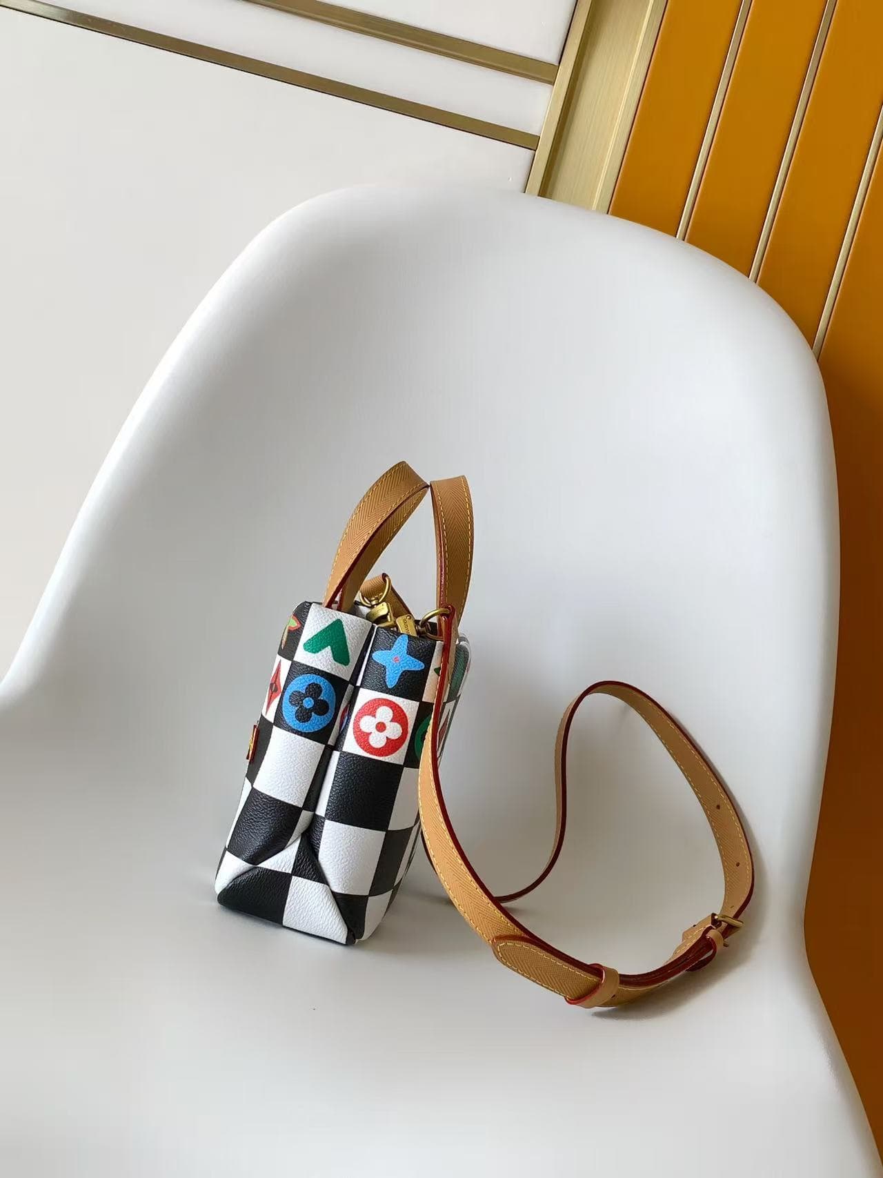 C5116 💰M10991 – Large size; M10992 – Small size; M10993 – Miniature, top-tier original model. 163 – Dynamic design; LV 2027 – Spring/Summer men’s handbag. The design of this handbag is inspired by Louis Vuitton’s classic shopping bags, featuring sleek lin — image 2