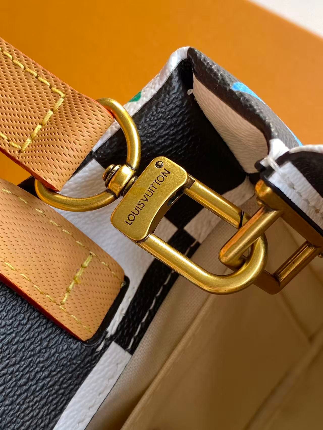 C5116 💰M10991 – Large size; M10992 – Small size; M10993 – Miniature, top-tier original model. 163 – Dynamic design; LV 2027 – Spring/Summer men’s handbag. The design of this handbag is inspired by Louis Vuitton’s classic shopping bags, featuring sleek lin — image 7