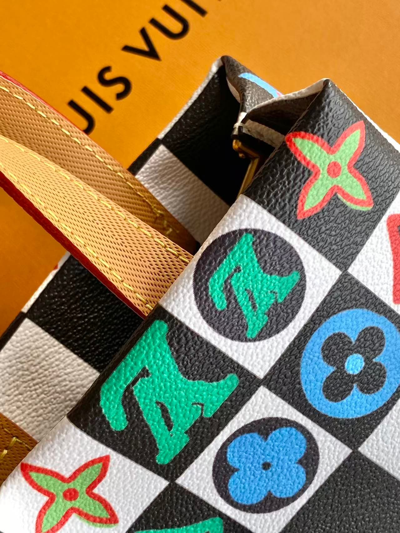 C5116 💰M10991 – Large size; M10992 – Small size; M10993 – Miniature, top-tier original model. 163 – Dynamic design; LV 2027 – Spring/Summer men’s handbag. The design of this handbag is inspired by Louis Vuitton’s classic shopping bags, featuring sleek lin — image 5