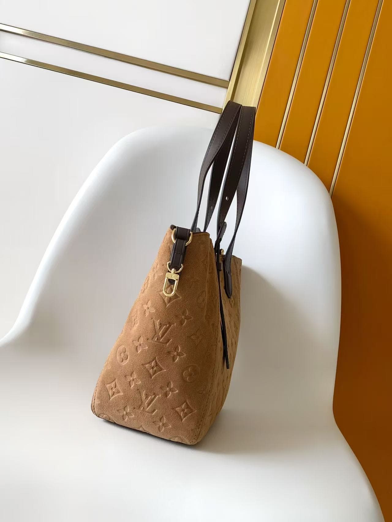 C5032 💰M29836 This compact All In One handbag belongs to the Back to School collection. It features a suede leather surface with Monogram pattern, along with contrasting cowhide trim, making it easy to pair with new season styles. Classic LV lock and name — image 2